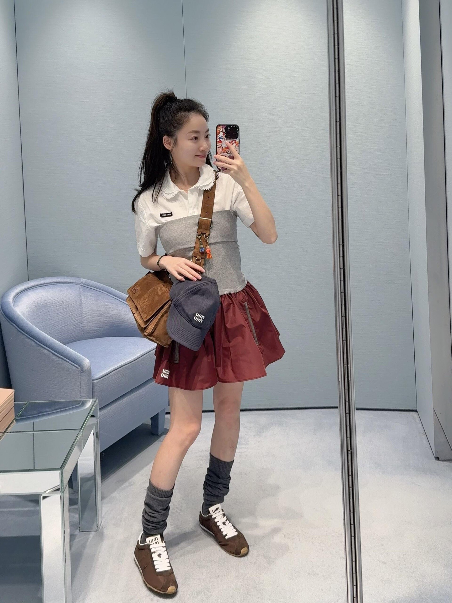 NO:738644,Ready for sale MiuMi* 26Ss early spring series burgundy tube top sleeveless dress丨exclusively developed by yb!  Top quality production!  The collision of gray knitted fabric and burgundy nylon outlines the girl's thoughts. The tube top design fits the shoulder and neck lines, and the neat tailoring cinches the waist. The burgundy skirt is made of fluffy nylon fabric to create a bud-like three-dimensional silhouette. The metal zipper details hide frankness, and the brand logo on the body is a footnote of low-key luxury. The romance and rebellion of early spring blend here.  , whether paired with retro sneakers to create a casual street feel, or paired with short boots to interpret a sweet and cool style, you can create your own style in spring, embodying Miu-style girly thoughts into a walking fashion statement. Available in stock S/M/L,,miumiu,boots,sneakers,skirts,19860909现货发售 MiuMi* 26Ss早春系列 酒红色抹胸无袖连衣裙丨独家yb开发！顶级高版出品！以灰调针织与酒红尼龙的碰撞勾勒少女心事.抹胸设计贴合肩颈线条,利落剪裁收束腰肢,酒红色裙摆采用蓬松的尼龙面料打造出花苞般的立体廓形,金属拉链细节暗藏率性,而衣身的品牌标识则是低调的奢雅注脚.早春的浪漫与叛逆在此交融,无论是搭配复古运动鞋打造随性街头感,还是配搭短靴诠释甜酷格调,都能让你在春日穿搭中自成风景,将Miu式的少女绮思具象成行走的时尚宣言.现货发售S/M/L,,miumiu,boots,sneakers,skirts,,Women's clothing