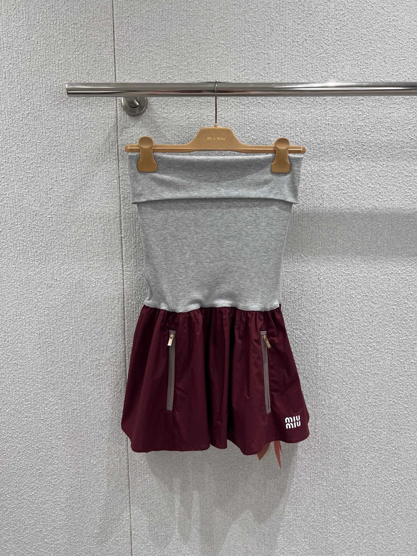 NO:738641,Support exchange and ready-made MiuMi* 26Ss early spring series burgundy tube top sleeveless dress丨exclusively developed by yb!  Top quality production!  The collision of gray knitted fabric and burgundy nylon outlines the girl's thoughts. The tube top design fits the shoulder and neck lines, and the neat tailoring cinches the waist. The burgundy skirt is made of fluffy nylon fabric to create a bud-like three-dimensional silhouette. The metal zipper details hide frankness, and the brand logo on the body is a footnote of low-key elegance. The romance and rebellion of early spring blend here, no matter what.  Whether paired with retro sneakers to create a casual street feel, or paired with short boots to interpret a sweet and cool style, you can create your own style in spring, turning Miu-style girly thoughts into a walking fashion statement. Ready-made S/M/L real shot details,,miumiu,boots,sneakers,skirts,19860909支持换款现货发 MiuMi* 26Ss早春系列 酒红色抹胸无袖连衣裙丨独家yb开发！顶级高版出品！以灰调针织与酒红尼龙的碰撞勾勒少女心事.抹胸设计贴合肩颈线条,利落剪裁收束腰肢,酒红色裙摆采用蓬松的尼龙面料打造出花苞般的立体廓形,金属拉链细节暗藏率性,而衣身的品牌标识则是低调的奢雅注脚.早春的浪漫与叛逆在此交融,无论是搭配复古运动鞋打造随性街头感,还是配搭短靴诠释甜酷格调,都能让你在春日穿搭中自成风景,将Miu式的少女绮思具象成行走的时尚宣言.现货发售S/M/L实拍细节图,,miumiu,boots,sneakers,skirts,,Women's clothing