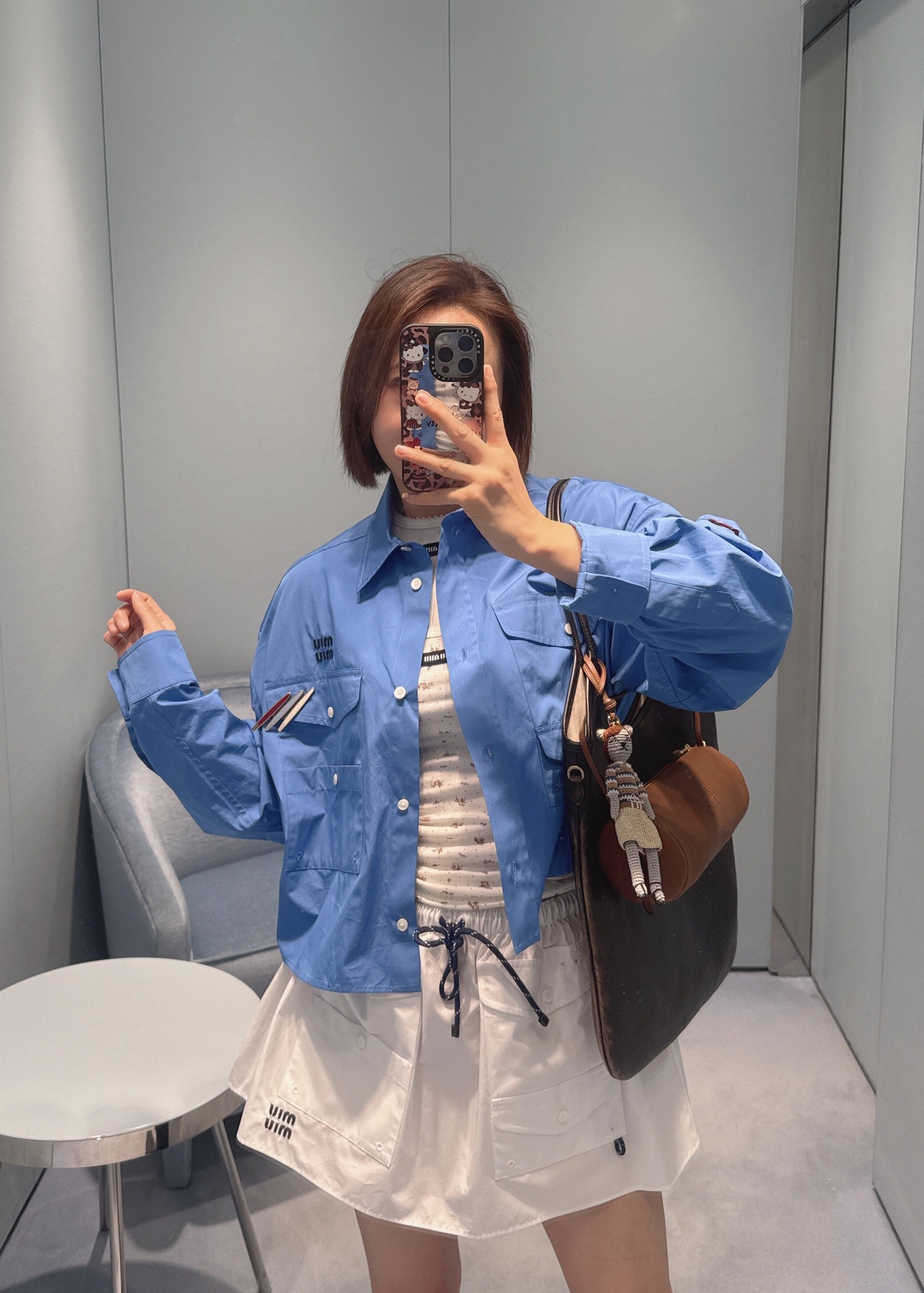 NO:738642,Miu M*u 26Ss new early spring Klein blue poplin shirt丨exclusively developed by yb!  Top quality production!  The main tone is highly saturated Klein blue with great visual impact, which has its own spring eye-catching attributes. The crisp poplin fabric brings a delicate texture and drape, which is smooth to the touch without sacrificing the muscles. The short cut is paired with a loose shoulder design, which cleverly enhances the waistline, visually lengthens the proportion, and is very tolerant to various body shapes. The low-key brand letter embroidery on the chest highlights the exquisite style in the details.  ; The integration of multi-pocket workwear elements adds a bit of sweet and cool girlishness to the whole. Whether it is paired with a white skirt from the same series to create a college-style suit, or layered with a vest and wide-leg pants to transform into a street hottie, you can easily control it. It is an indispensable bright color in your early spring wardrobe. Ready for sale S/M/L,, miumiu, skirts, shirts,19860909Miu M*u 26Ss早春新款 克莱因蓝府绸衬衫丨独家yb开发！顶级高版出品！以极具视觉冲击力的高饱和克莱因蓝为主调,自带春日吸睛属性.挺括的府绸面料带来细腻的肌理感与垂坠感,触感顺滑又不失筋骨.短款剪裁搭配宽松落肩设计,巧妙提升腰线,视觉上拉长比例,对各种身形都极具包容性.胸前低调的品牌字母刺绣,在细节处彰显精致格调；多口袋工装元素的融入,又为整体增添了几分甜酷的少女感.无论是搭配同系列白色短裙打造学院风套装,还是叠穿背心、搭配阔腿裤变身街头辣妹,都能轻松驾驭,是早春衣橱里不可或缺的一抹亮色.现货发售S/M/L,,miumiu,skirts,shirts,,Women's clothing