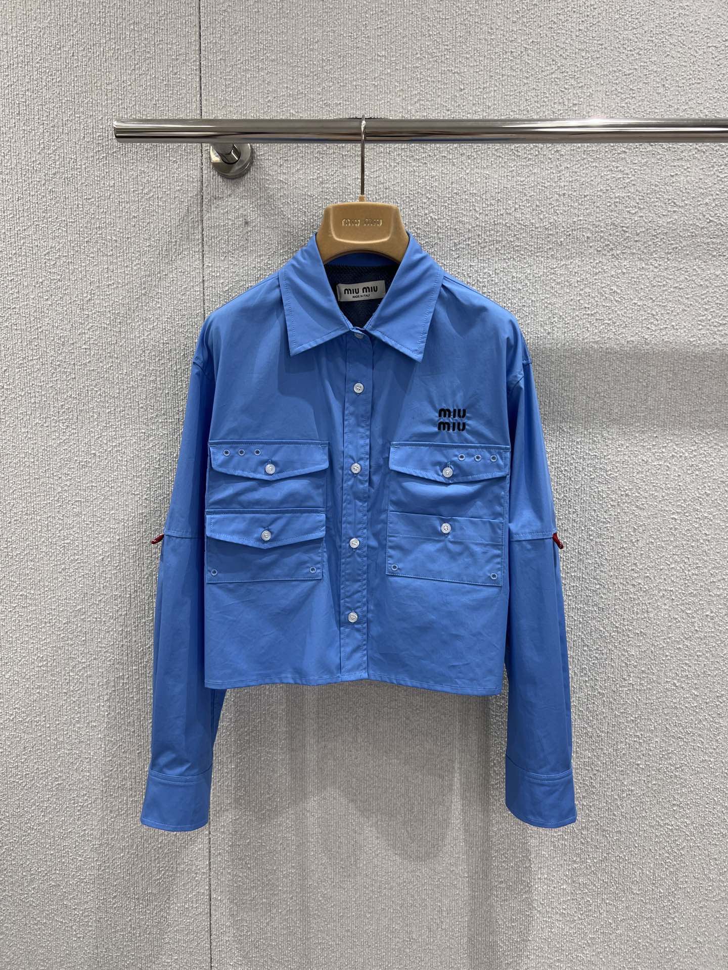 NO:738640,Support exchange Miu M*u 26Ss new early spring Klein blue poplin shirt丨exclusively developed by yb!  Top quality production!  The main tone is the highly saturated Klein blue with great visual impact, which has the eye-catching attribute of spring. The crisp poplin fabric brings a delicate texture and drape, which is smooth to the touch without sacrificing the bones. The short cut is matched with a loose shoulder design, which cleverly enhances the waistline, visually elongates the proportion, and is very tolerant to various body shapes. The low-key brand letter embroidery on the chest highlights the exquisite style in the details; multiple mouths  The integration of bag workwear elements adds a bit of sweet and cool girlishness to the whole. Whether it is paired with a white short skirt of the same series to create a college-style suit, or layered with a vest and wide-leg pants to transform into a street hottie, you can easily control it. It is an indispensable bright color in the early spring wardrobe. Ready-made S/M/L real shot details, miumiu, skirts, shirts,19860909支持换款 Miu M*u 26Ss早春新款 克莱因蓝府绸衬衫丨独家yb开发！顶级高版出品！以极具视觉冲击力的高饱和克莱因蓝为主调,自带春日吸睛属性.挺括的府绸面料带来细腻的肌理感与垂坠感,触感顺滑又不失筋骨.短款剪裁搭配宽松落肩设计,巧妙提升腰线,视觉上拉长比例,对各种身形都极具包容性.胸前低调的品牌字母刺绣,在细节处彰显精致格调；多口袋工装元素的融入,又为整体增添了几分甜酷的少女感.无论是搭配同系列白色短裙打造学院风套装,还是叠穿背心、搭配阔腿裤变身街头辣妹,都能轻松驾驭,是早春衣橱里不可或缺的一抹亮色.现货发售S/M/L实拍细节图,,miumiu,skirts,shirts,,Women's clothing