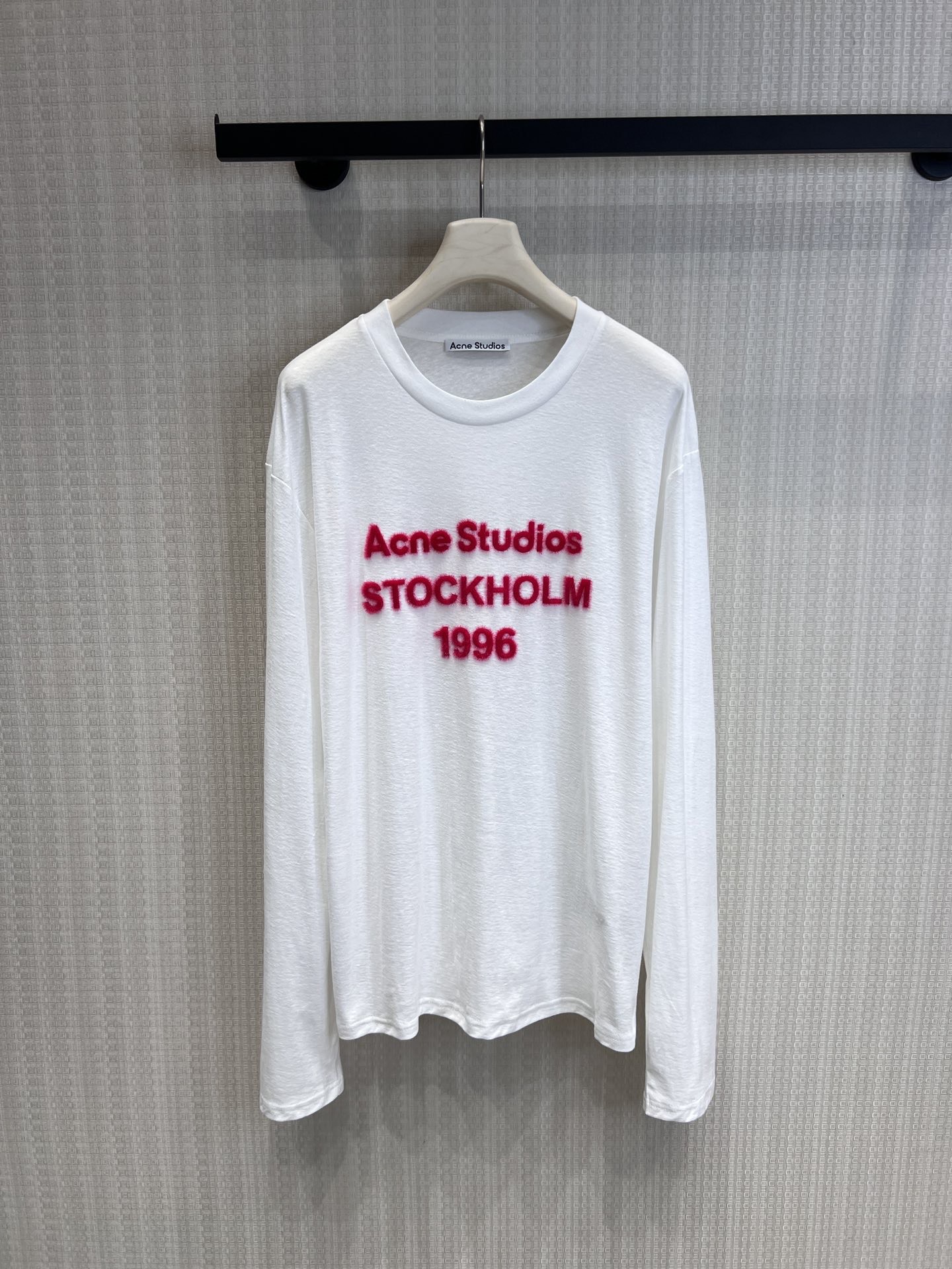 NO:752397,Supports exchange. Acne studi* 26Ss limited new 1996 letter long-sleeved T-shirt | Exclusive high-end version!  The flocking printing process makes the letters three-dimensional and textured, getting rid of the monotony of flat printing. The soft and skin-friendly fabric is super comfortable on the upper body, and the slightly loose tailoring is not flattering on the figure. The white style is fresh and the black style is cool. They can be worn with jeans or overalls for a simple and high-end feel. It is a must-have and versatile item for spring and summer. Ready-made S/M/L real shot details, Acne studios, jeans, tees, t-shirt,19860909支持换款 Acne studi* 26Ss限定新款 1996字母长袖T恤丨独家高版出品！植绒印花工艺让字母立体有质感,摆脱平面印花的单调.软糯亲肤的面料上身超舒适,微宽松的剪裁不挑身材,白款清新、黑款酷飒,搭配牛仔裤或工装裤都能穿出简约高级感,春夏必备的百搭单品.现货发售S/M/L实拍细节图,,acne studios,jeans,tees，t-shirt,,Women's clothing
