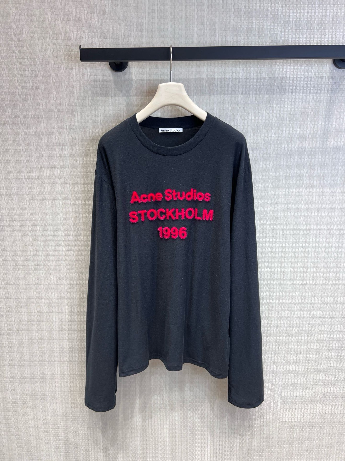 NO:752401,Supports exchange. Acne studi* 26Ss limited new 1996 letter long-sleeved T-shirt | Exclusive high-end version!  The flocking printing process makes the letters three-dimensional and textured, getting rid of the monotony of flat printing. The soft and skin-friendly fabric is super comfortable on the upper body, and the slightly loose tailoring is not flattering on the figure. The white style is fresh and the black style is cool. They can be worn with jeans or overalls for a simple and high-end feel. It is a must-have and versatile item for spring and summer. Ready-made S/M/L real shot details, Acne studios, jeans, tees, t-shirt,19860909支持换款 Acne studi* 26Ss限定新款 1996字母长袖T恤丨独家高版出品！植绒印花工艺让字母立体有质感,摆脱平面印花的单调.软糯亲肤的面料上身超舒适,微宽松的剪裁不挑身材,白款清新、黑款酷飒,搭配牛仔裤或工装裤都能穿出简约高级感,春夏必备的百搭单品.现货发售S/M/L实拍细节图,,acne studios,jeans,tees，t-shirt,,Women's clothing