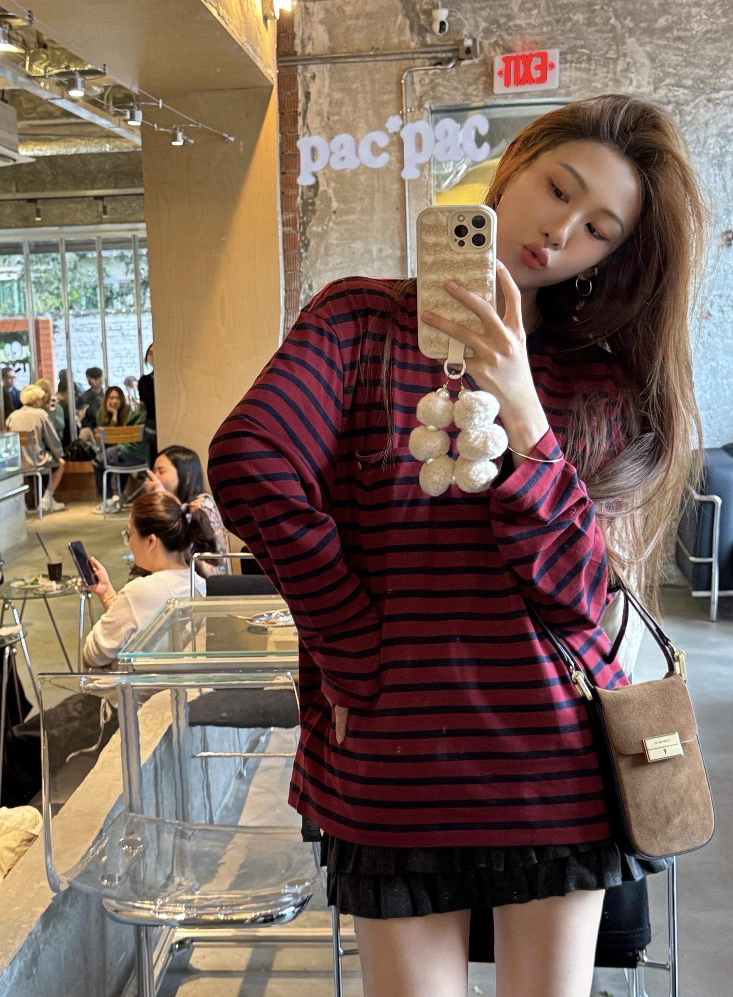 NO:752395,Prad* 26Fw early spring new cotton striped long-sleeved T-shirt for men and women丨Exclusively developed by yb!  High quality production!  The 100% cotton fabric is soft but not slumped, and the wide red and black stripes bring a retro atmosphere; the navy stitching V-shaped design on the collar + the logo mark on the pocket, the slightly loose shoulder cut, the casual American style for boys, and the waistline for girls when tucked into high-waisted pants/skirts. It hides the flesh when worn alone or is layered without being bulky, and is suitable for all body types. It can be worn by men and women together and can be made into a couple's style~ Available now in S/M/L, prada, skirts, tees, t-shirts,19860909Prad* 26Fw早春新款 全棉条纹男女同款长袖T恤丨独家yb开发！高版出品！全棉面料软而不塌,红黑宽条纹自带复古氛围；领口的藏青拼接V形设计+口袋处的徽标标,微宽松落肩剪裁,男生穿是随性美式风,女生塞在高腰裤/裙里能掐出腰线,单穿藏肉、叠穿不臃肿,适配所有身材.男女同穿还能凑成情侣款~现货发售S/M/L,,prada,skirts,tees，t-shirt,,Women's clothing