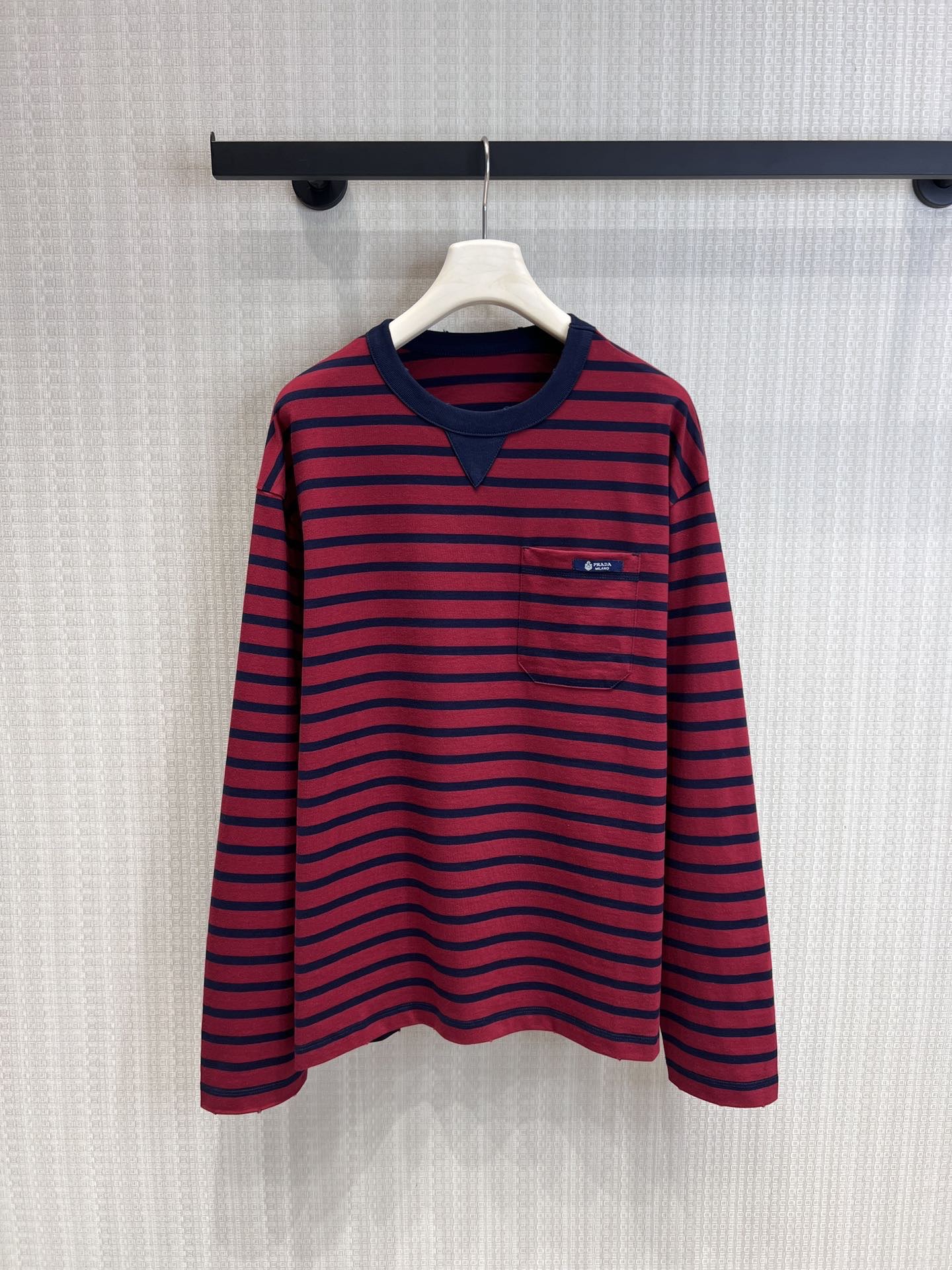 NO:752393,Support exchange Prad* 26Fw early spring new cotton striped long-sleeved T-shirt for men and women丨Exclusively developed by yb!  High quality production!  The 100% cotton fabric is soft but not slumped, and the wide red and black stripes bring a retro atmosphere; the navy blue splicing V-shaped design on the neckline + logo mark on the pockets, slightly loose shoulder tailoring, casual American style for boys, and high-waisted pants/skirts for girls to stretch out their waists  Line, it can be worn alone to hide the flesh, and layered without being bulky. It is suitable for all body types. It can be worn by men and women together and can also be made into a couple's style ~ ready for sale S/M/L real shot details, prada, skirts, tees, t-shirt,19860909支持换款 Prad* 26Fw早春新款 全棉条纹男女同款长袖T恤丨独家yb开发！高版出品！全棉面料软而不塌,红黑宽条纹自带复古氛围；领口的藏青拼接V形设计+口袋处的徽标标,微宽松落肩剪裁,男生穿是随性美式风,女生塞在高腰裤/裙里能掐出腰线,单穿藏肉、叠穿不臃肿,适配所有身材.男女同穿还能凑成情侣款~现货发售S/M/L实拍细节图,,prada,skirts,tees，t-shirt,,Women's clothing