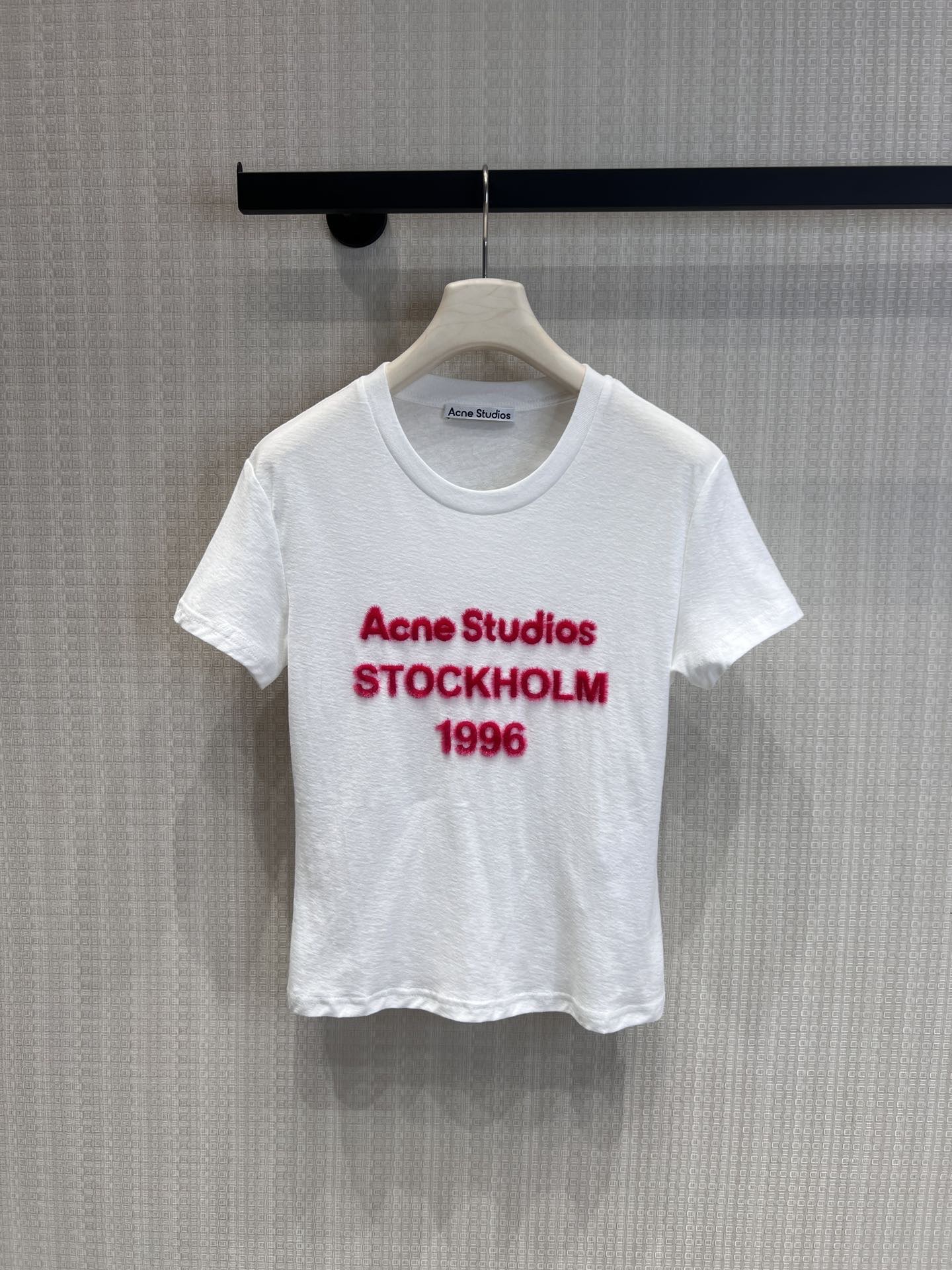 NO:752405,Support exchange Acne studi* 26Ss limited new 1966 letter printed flocked short-sleeved T-shirt丨Exclusively developed by yb!  Top quality production!  The classic white/black background contrasts with eye-catching rose red flocking letters, and the three-dimensional flocking texture makes the printing more textured, breaking the monotony of basic T-shirts. The soft cotton fabric is skin-friendly and breathable, and the short slim cut just outlines the waist and abdomen lines. It is casual when worn with wide-leg jeans.  Nordic street style, paired with a skirt, can unlock the sweet and cool girly feeling. The 1966 limited edition logo hides the brand's ingenuity, one piece can become the finishing touch of early spring outfits, and the atmosphere that is niche and non-contrasting can be directly captured ~ ready-made S/M/L real shot details,,acne  studios,skirts,jeans,T-shirt,tees,t-shirt,19860909支持换款 Acne studi* 26Ss限定新款 1966字母印花植绒短袖T恤丨独家yb开发！顶级高版出品！经典的白/黑底色撞亮眼玫红植绒字母,立体的植绒纹理让印花更有质感,打破基础款T恤的单调.软乎乎的棉质面料亲肤又透气,短款修身剪裁刚好勾勒出腰腹线条,搭阔腿牛仔裤是随性的北欧街头风,配半身裙又能解锁甜酷少女感.1966限定标识暗藏品牌巧思,一件就能成为早春穿搭的点睛之笔,小众不撞款的氛围感直接拿捏～现货发售S/M/L实拍细节图,,acne studios,skirts,jeans,T-shirt,tees，t-shirt,,Women's clothing