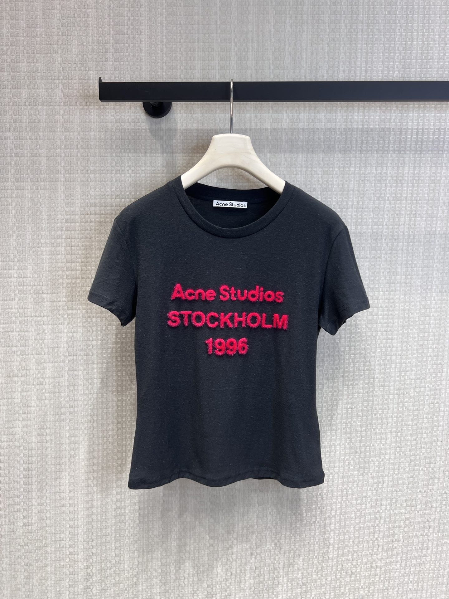 NO:752394,Support exchange Acne studi* 26Ss limited new 1966 letter printed flocked short-sleeved T-shirt丨Exclusively developed by yb!  Top quality production!  The classic white/black background contrasts with eye-catching rose red flocking letters, and the three-dimensional flocking texture makes the printing more textured, breaking the monotony of basic T-shirts. The soft cotton fabric is skin-friendly and breathable, and the short slim cut just outlines the waist and abdomen lines. It is casual when worn with wide-leg jeans.  Nordic street style, paired with a skirt, can unlock the sweet and cool girly feeling. The 1966 limited edition logo hides the brand's ingenuity, one piece can become the finishing touch of early spring outfits, and the atmosphere that is niche and non-contrasting can be directly captured ~ ready-made S/M/L real shot details,,acne  studios,skirts,jeans,T-shirt,tees,t-shirt,19860909支持换款 Acne studi* 26Ss限定新款 1966字母印花植绒短袖T恤丨独家yb开发！顶级高版出品！经典的白/黑底色撞亮眼玫红植绒字母,立体的植绒纹理让印花更有质感,打破基础款T恤的单调.软乎乎的棉质面料亲肤又透气,短款修身剪裁刚好勾勒出腰腹线条,搭阔腿牛仔裤是随性的北欧街头风,配半身裙又能解锁甜酷少女感.1966限定标识暗藏品牌巧思,一件就能成为早春穿搭的点睛之笔,小众不撞款的氛围感直接拿捏～现货发售S/M/L实拍细节图,,acne studios,skirts,jeans,T-shirt,tees，t-shirt,,Women's clothing