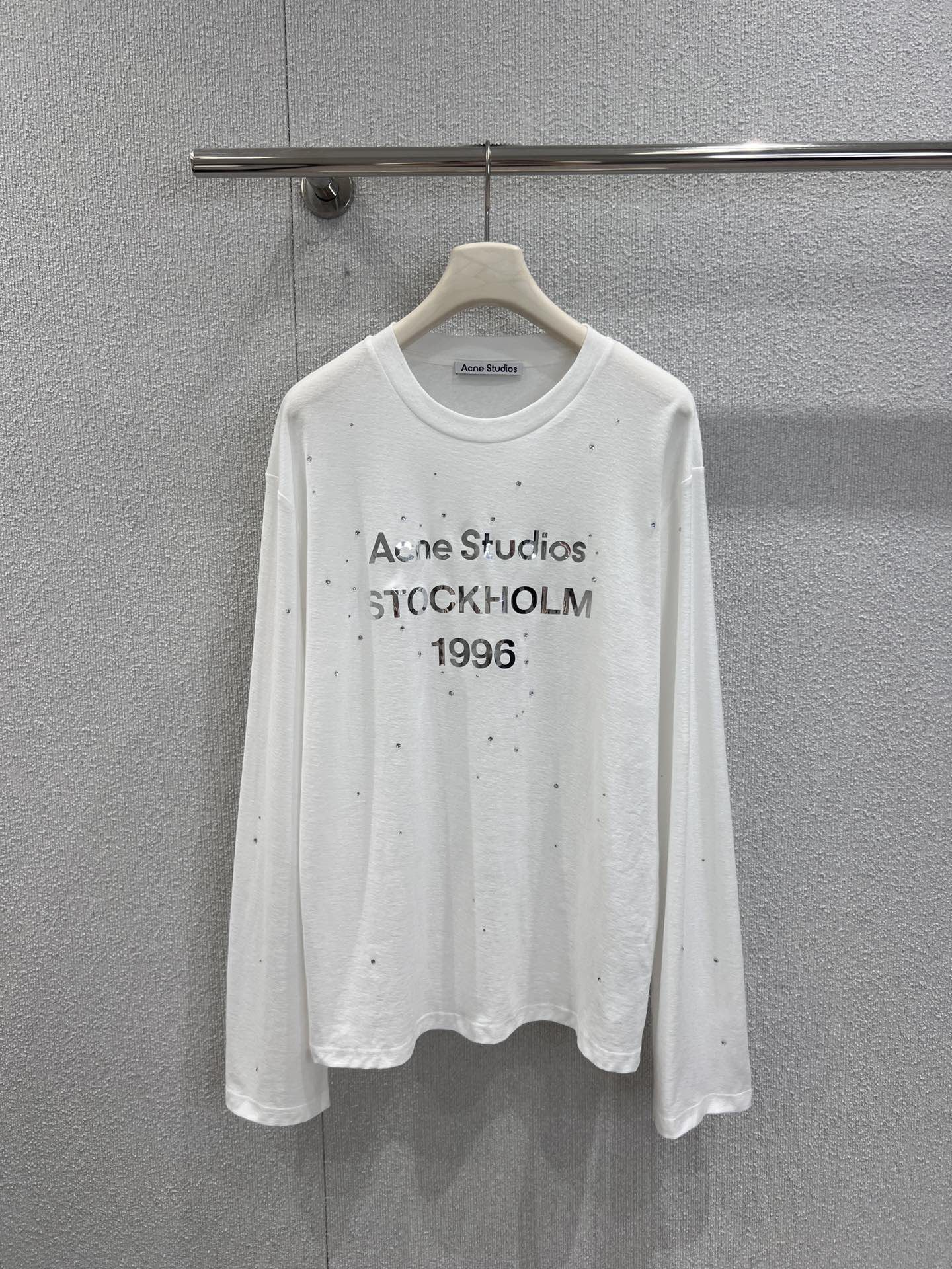 NO:752398,Supports exchange. Acne Stud*os 26Fw early spring limited new model 1996 mirror printed rhinestone long-sleeved T-shirt丨Exclusive high-end version!  The fabric selected is soft and skin-friendly, comfortable and breathable to wear. It can be used as an inner layer in autumn and winter to keep warm and not stuffy. It can also be worn alone to support the look with its texture. The mirror printing of 1996 letters on the chest is made of solid craftsmanship, and the inlay of hot diamonds is also very solid and can withstand it.  The wear and tear of daily wear makes fashionable items also practical. The loose long-sleeved version is lazy and casual, friendly to all body shapes, and can be worn alone or layered to create a style. Ready-made S/M/L real shot details, Acne  studios,tees,t-shirt,19860909支持换款 Acne Stud*os 26Fw早春限定新款 1996镜面印花烫钻长袖T恤丨独家高版出品！选用的面料柔软亲肤,穿着舒适透气,秋冬作为内搭保暖不闷热,单穿也能靠质感撑起造型.胸前的1996字母镜面印花的工艺牢固,烫钻的镶嵌也很扎实,经得起日常穿搭的磨损,让潮流单品也能兼具实穿性.宽松的长袖版型慵懒随性,对各种身形都很友好,单穿叠穿都能玩出风格.现货发售S/M/L实拍细节图,,acne studios,tees，t-shirt,,Women's clothing