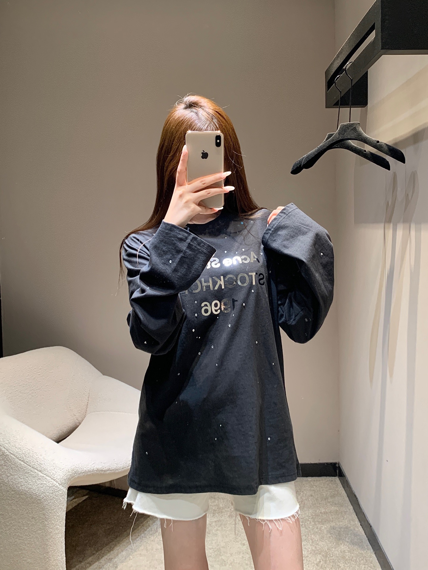 NO:752404,Acne Stud*os 26Fw early spring limited new 1996 mirror print hot diamond long-sleeved T-shirt丨Exclusive high-end version!  The fabric selected is soft and skin-friendly, comfortable and breathable to wear. It can be used as an inner layer in autumn and winter to keep warm without being stuffy. It can also be worn alone to support the look with its texture. The mirror printing of 1996 letters on the chest is made of solid craftsmanship, and the inlay of hot diamonds is also very solid, making it durable.  It can withstand the wear and tear of daily wear, so that fashionable items can also be practical. The loose long-sleeved version is lazy and casual, friendly to all body shapes, and can be worn alone or layered to create a style. Available in stock S/M/L,,acne  studios,tees,t-shirt,19860909Acne Stud*os 26Fw早春限定新款 1996镜面印花烫钻长袖T恤丨独家高版出品！选用的面料柔软亲肤,穿着舒适透气,秋冬作为内搭保暖不闷热,单穿也能靠质感撑起造型.胸前的1996字母镜面印花的工艺牢固,烫钻的镶嵌也很扎实,经得起日常穿搭的磨损,让潮流单品也能兼具实穿性.宽松的长袖版型慵懒随性,对各种身形都很友好,单穿叠穿都能玩出风格.现货发售S/M/L,,acne studios,tees，t-shirt,,Women's clothing