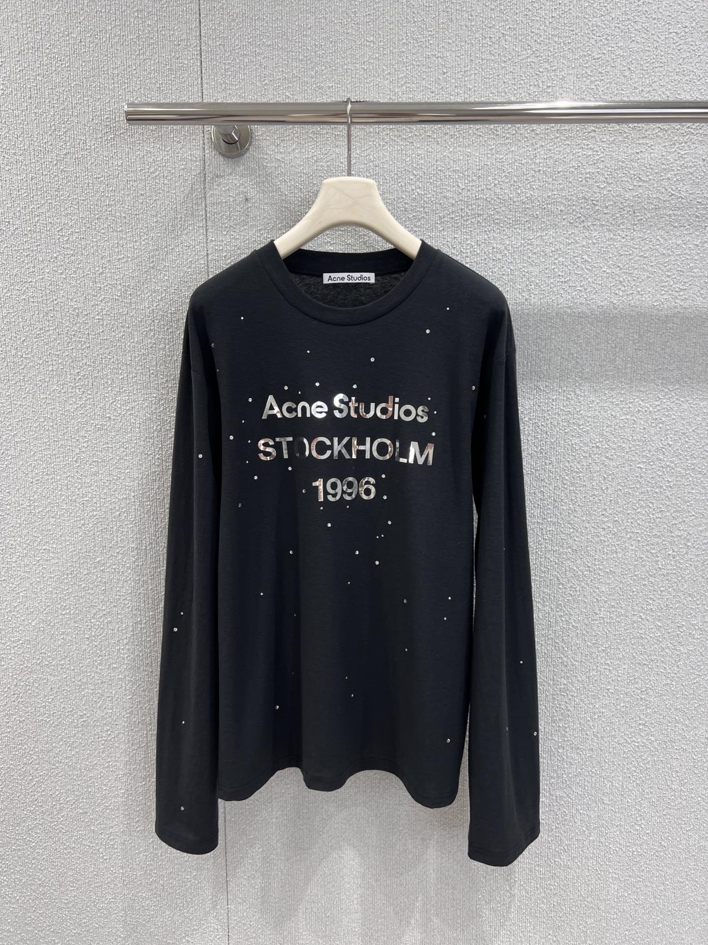 NO:752402,Supports exchange. Acne Stud*os 26Fw early spring limited new model 1996 mirror printed rhinestone long-sleeved T-shirt丨Exclusive high-end version!  The fabric selected is soft and skin-friendly, comfortable and breathable to wear. It can be used as an inner layer in autumn and winter to keep warm and not stuffy. It can also be worn alone to support the look with its texture. The mirror printing of 1996 letters on the chest is made of solid craftsmanship, and the inlay of hot diamonds is also very solid and can withstand it.  The wear and tear of daily wear makes fashionable items also practical. The loose long-sleeved version is lazy and casual, friendly to all body shapes, and can be worn alone or layered to create a style. Ready-made S/M/L real shot details, Acne  studios,tees,t-shirt,19860909支持换款 Acne Stud*os 26Fw早春限定新款 1996镜面印花烫钻长袖T恤丨独家高版出品！选用的面料柔软亲肤,穿着舒适透气,秋冬作为内搭保暖不闷热,单穿也能靠质感撑起造型.胸前的1996字母镜面印花的工艺牢固,烫钻的镶嵌也很扎实,经得起日常穿搭的磨损,让潮流单品也能兼具实穿性.宽松的长袖版型慵懒随性,对各种身形都很友好,单穿叠穿都能玩出风格.现货发售S/M/L实拍细节图,,acne studios,tees，t-shirt,,Women's clothing