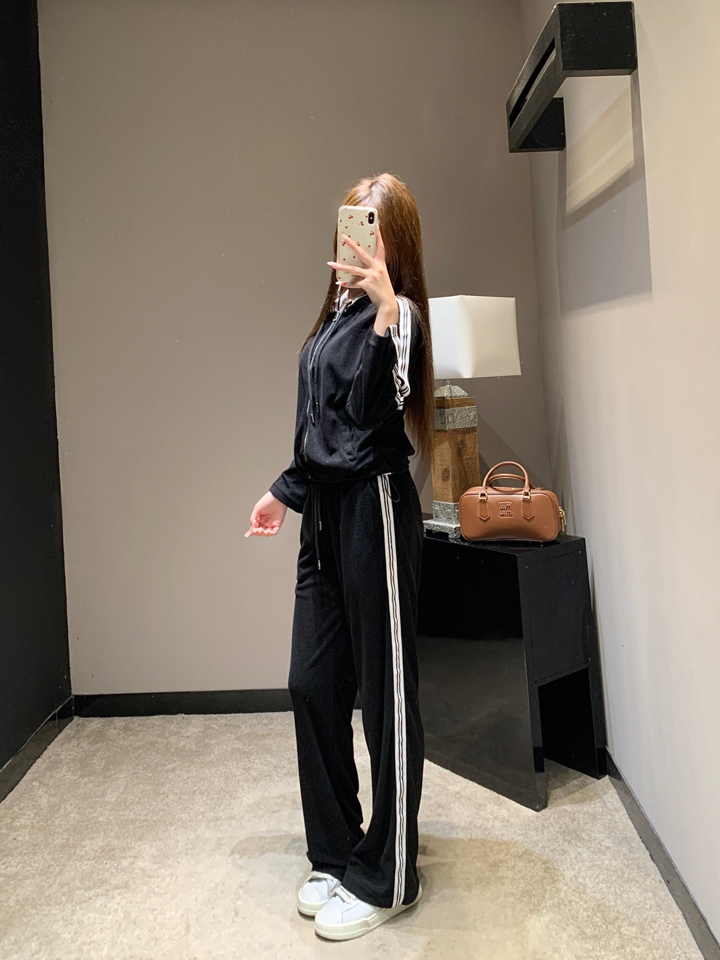 NO:752382,Dio* 26Ss early spring new style letter embroidered hooded jacket and pants suit丨Exclusive high-end version!  Reconstructing casual aesthetics with iconic letter embroidery. The hooded jacket is made of smooth, skin-friendly fabrics, with side stripes and metal zippers to outline neat lines. The drawstring design can be freely adjusted to fit a variety of scenes. The wide-leg pants of the same series have a full drape, and the stripes on the side of the pants echo the top. The black and white color options can easily create a relaxed and high-end feel. It is a must-have choice for your wardrobe that combines comfort and style. Available now in S/M/L,, dior, jackets & coats, hats,19860909Dio* 26Ss早春新款 字母刺绣连帽外套裤子套装丨独家高版出品！以标志性字母刺绣重构休闲美学.连帽外套采用柔滑亲肤面料,侧边条纹与金属拉链勾勒利落线条,抽绳设计可自由调节廓形,适配多元场景.同系列阔腿裤垂坠感十足,裤侧条纹与上衣呼应,黑白双色选择,轻松打造松弛高级感,是衣橱中兼具舒适与格调的必备之选.现货发售S/M/L,,dior,jackets & coats,hats,,Women's clothing