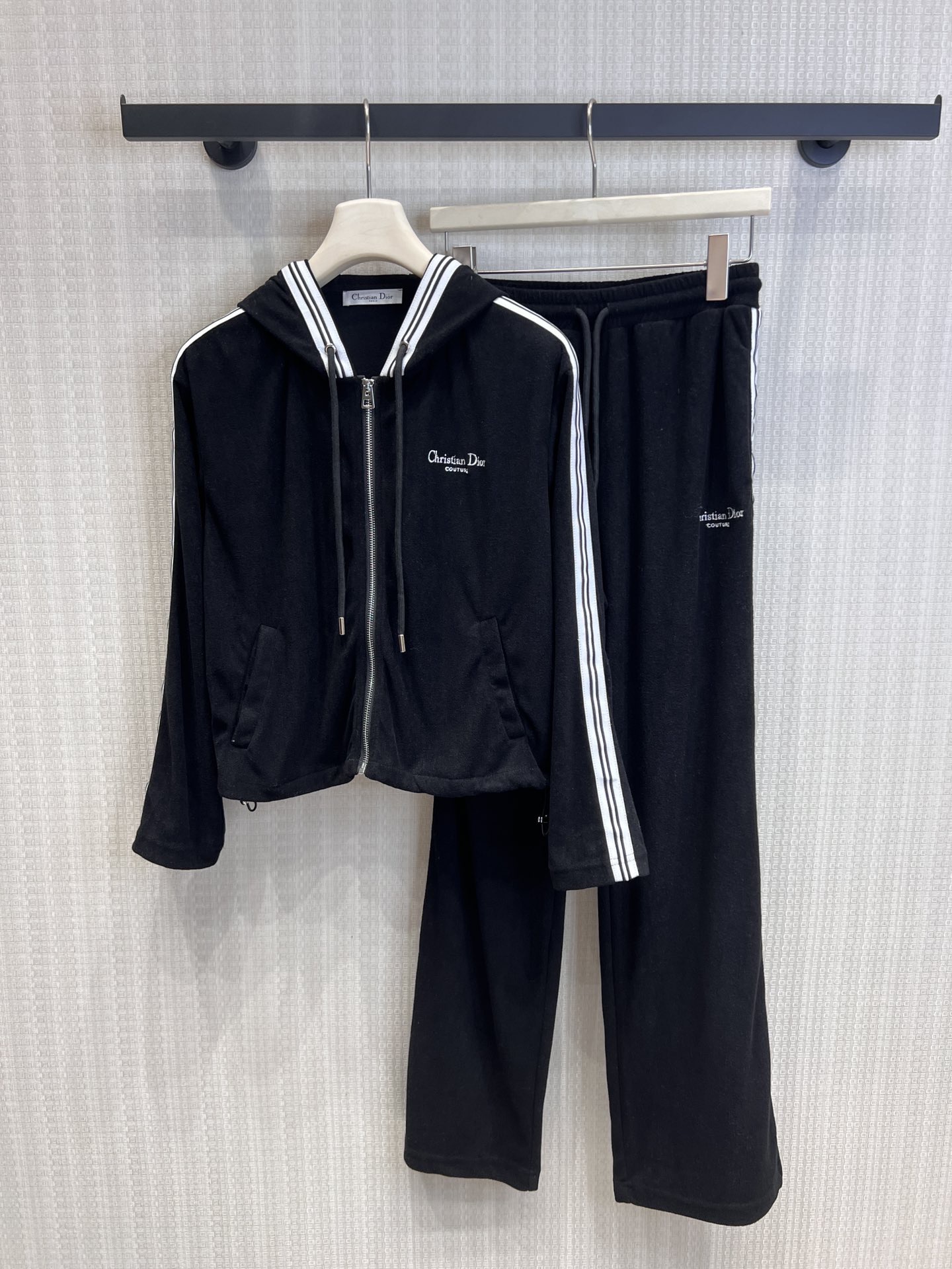 NO:752379,Support exchange Dio* 26Ss early spring new letter embroidered hooded jacket and pants suit丨Exclusive high-end version!  Reconstructing casual aesthetics with iconic letter embroidery. The hooded jacket is made of smooth, skin-friendly fabrics, with side stripes and metal zippers to outline neat lines. The drawstring design can be freely adjusted to suit a variety of scenes. The wide-leg pants of the same series have a full drape, and the stripes on the side of the pants echo the tops. The black and white color options easily create a relaxed and high-end feel. It is a must-have choice for the wardrobe that combines comfort and style. Ready-made S/M/L real shot details, dior, jackets & coats, hats,19860909支持换款Dio* 26Ss早春新款 字母刺绣连帽外套裤子套装丨独家高版出品！以标志性字母刺绣重构休闲美学.连帽外套采用柔滑亲肤面料,侧边条纹与金属拉链勾勒利落线条,抽绳设计可自由调节廓形,适配多元场景.同系列阔腿裤垂坠感十足,裤侧条纹与上衣呼应,黑白双色选择,轻松打造松弛高级感,是衣橱中兼具舒适与格调的必备之选.现货发售S/M/L实拍细节图,,dior,jackets & coats,hats,,Women's clothing