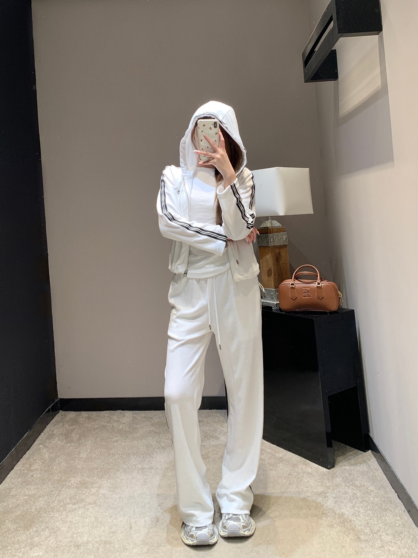 NO:752386,Dio* 26Ss early spring new style letter embroidered hooded jacket and pants suit丨Exclusive high-end version!  Reconstructing casual aesthetics with iconic letter embroidery. The hooded jacket is made of smooth, skin-friendly fabrics, with side stripes and metal zippers to outline neat lines. The drawstring design can be freely adjusted to fit a variety of scenes. The wide-leg pants of the same series have a full drape, and the stripes on the side of the pants echo the top. The black and white color options can easily create a relaxed and high-end feel. It is a must-have choice for your wardrobe that combines comfort and style. Available now in S/M/L,, dior, jackets & coats, hats,19860909Dio* 26Ss早春新款 字母刺绣连帽外套裤子套装丨独家高版出品！以标志性字母刺绣重构休闲美学.连帽外套采用柔滑亲肤面料,侧边条纹与金属拉链勾勒利落线条,抽绳设计可自由调节廓形,适配多元场景.同系列阔腿裤垂坠感十足,裤侧条纹与上衣呼应,黑白双色选择,轻松打造松弛高级感,是衣橱中兼具舒适与格调的必备之选.现货发售S/M/L,,dior,jackets & coats,hats,,Women's clothing