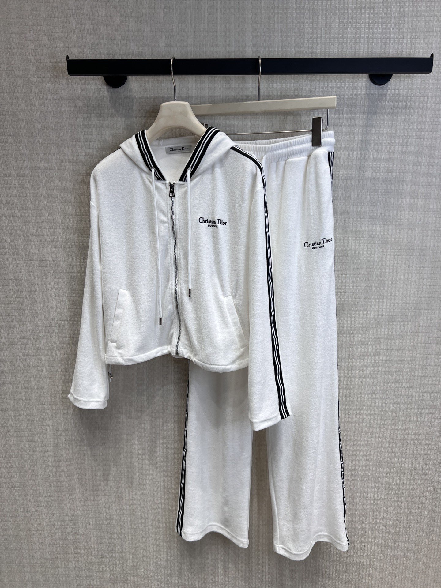 NO:752384,Support exchange Dio* 26Ss early spring new letter embroidered hooded jacket and pants suit丨Exclusive high-end version!  Reconstructing casual aesthetics with iconic letter embroidery. The hooded jacket is made of smooth, skin-friendly fabrics, with side stripes and metal zippers to outline neat lines. The drawstring design can be freely adjusted to suit a variety of scenes. The wide-leg pants of the same series have a full drape, and the stripes on the side of the pants echo the tops. The black and white color options easily create a relaxed and high-end feel. It is a must-have choice for the wardrobe that combines comfort and style. Ready-made S/M/L real shot details, dior, jackets & coats, hats,19860909支持换款Dio* 26Ss早春新款 字母刺绣连帽外套裤子套装丨独家高版出品！以标志性字母刺绣重构休闲美学.连帽外套采用柔滑亲肤面料,侧边条纹与金属拉链勾勒利落线条,抽绳设计可自由调节廓形,适配多元场景.同系列阔腿裤垂坠感十足,裤侧条纹与上衣呼应,黑白双色选择,轻松打造松弛高级感,是衣橱中兼具舒适与格调的必备之选.现货发售S/M/L实拍细节图,,dior,jackets & coats,hats,,Women's clothing