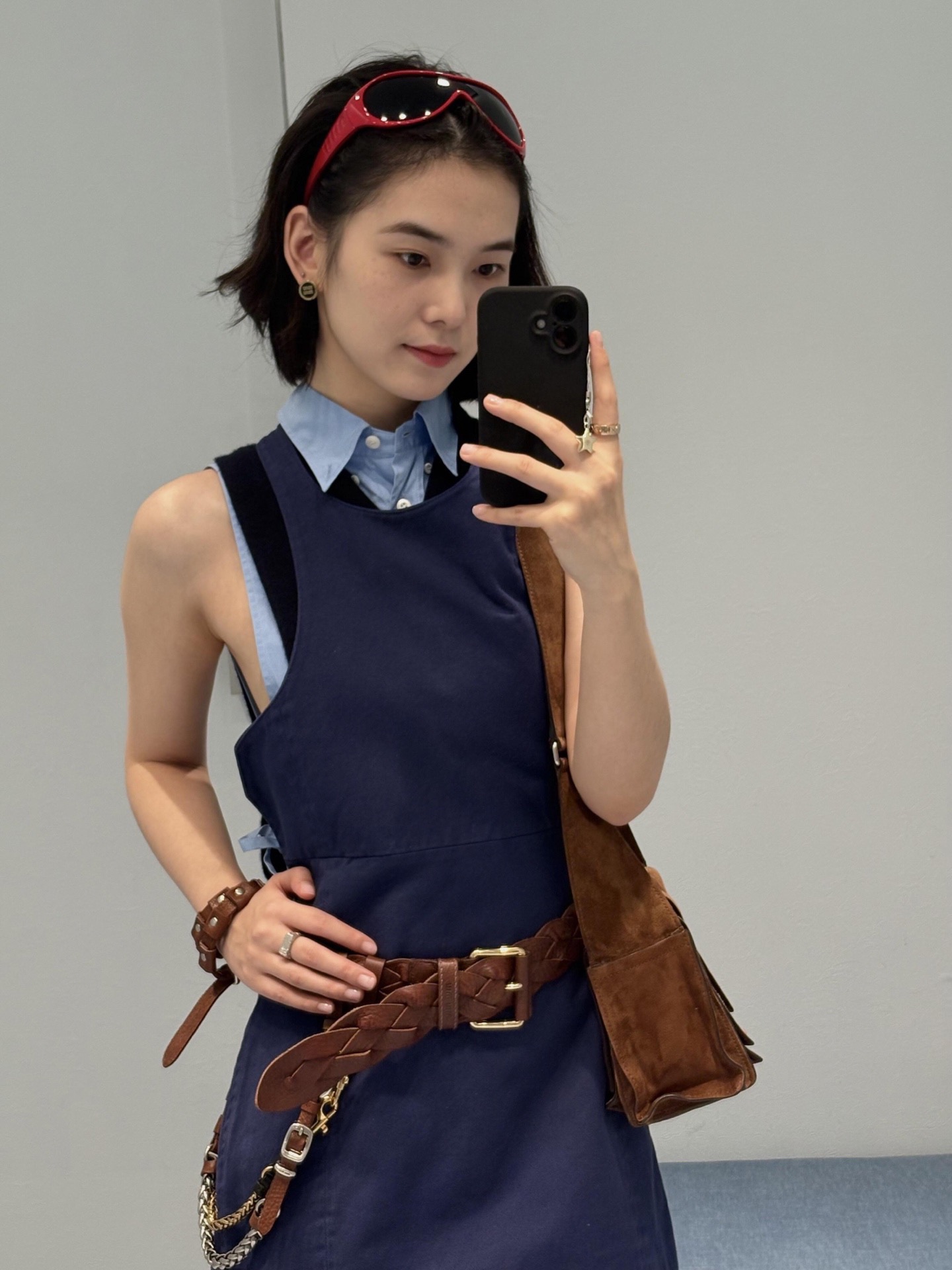 NO:752390,Miumi* 26Ss new early spring show style cross strap dress丨exclusively developed by yb!  Top quality production!  It uses deep navy blue as the background color and uses crisp cotton fabric to create a neat silhouette. The front is a minimalist round neck sleeveless design, and the cross straps and backless tailoring form the visual focus. It not only retains the girlish playfulness, but also injects sexy tension. The short version is paired with an A-line skirt, which can cleverly optimize the body.  The material proportions can be worn with a shirt to create a college style, or can be worn alone with a belt and boots to create a retro cool feel. It is the finishing touch of the early spring wardrobe with both recognition and style. Available in stock S/M/L,,miumiu,boots,skirts,shirts,19860909Miumi* 26Ss早春新款 秀款交叉背带连衣裙丨独家yb开发！顶级高版出品！以深邃海军蓝为底色,采用挺括棉质面料塑造利落廓形.正面是极简圆领无袖设计,背后交叉背带与露背剪裁形成视觉焦点,既保留了少女感的俏皮,又注入了性感张力.短款版型搭配A字裙摆,能巧妙优化身材比例,可内搭衬衫打造学院风,也能单穿搭配腰带与长靴营造复古酷感,是早春衣橱里兼具辨识度与风格感的点睛单品.现货发售S/M/L,,miumiu,boots,skirts,shirts,,Women's clothing