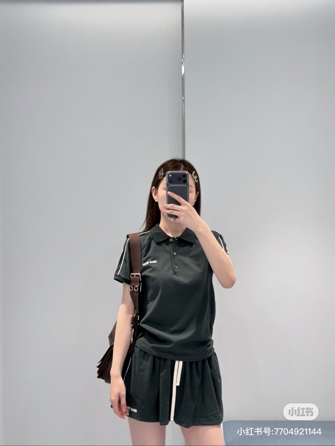 NO:752391,Short-sleeved skirt Miu* 26Ss early spring new style dark green Polo shirt skirt suit丨Exclusively developed by yb!  Top quality production!  The top is slim-fitting but not tight, fits the body shape perfectly, and highlights the neat shoulder line; the pleated texture and drawstring design of the skirt add a casual feel, and the webbing details on the side enhance the fashion recognition. Selected functional fabrics that are skin-friendly and breathable are suitable for spring wear.  The comfort and style. Unlock the code of multiple outfits. Pair it with metallic sneakers and stockings to create a street trendy style. Available now in S/M/L, Miumiu, sneakers, skirts, T-shirts,19860909短袖 短裙 Miu* 26Ss早春新款 墨绿Polo衫短裙套装丨独家yb开发！顶级高版出品！上衣修身不紧身,完美贴合身形,凸显利落肩线；短裙的褶皱肌理与抽绳设计,增添了随性感,搭配侧边的织带细节,强化潮流辨识度.精选亲肤透气的功能性面料,兼顾春日穿着的舒适度与造型感.解锁多元穿搭密码搭配金属色运动鞋与长袜,打造街头潮人范.现货发售S/M/L,,miumiu,sneakers,skirts,T-shirt,,Women's clothing