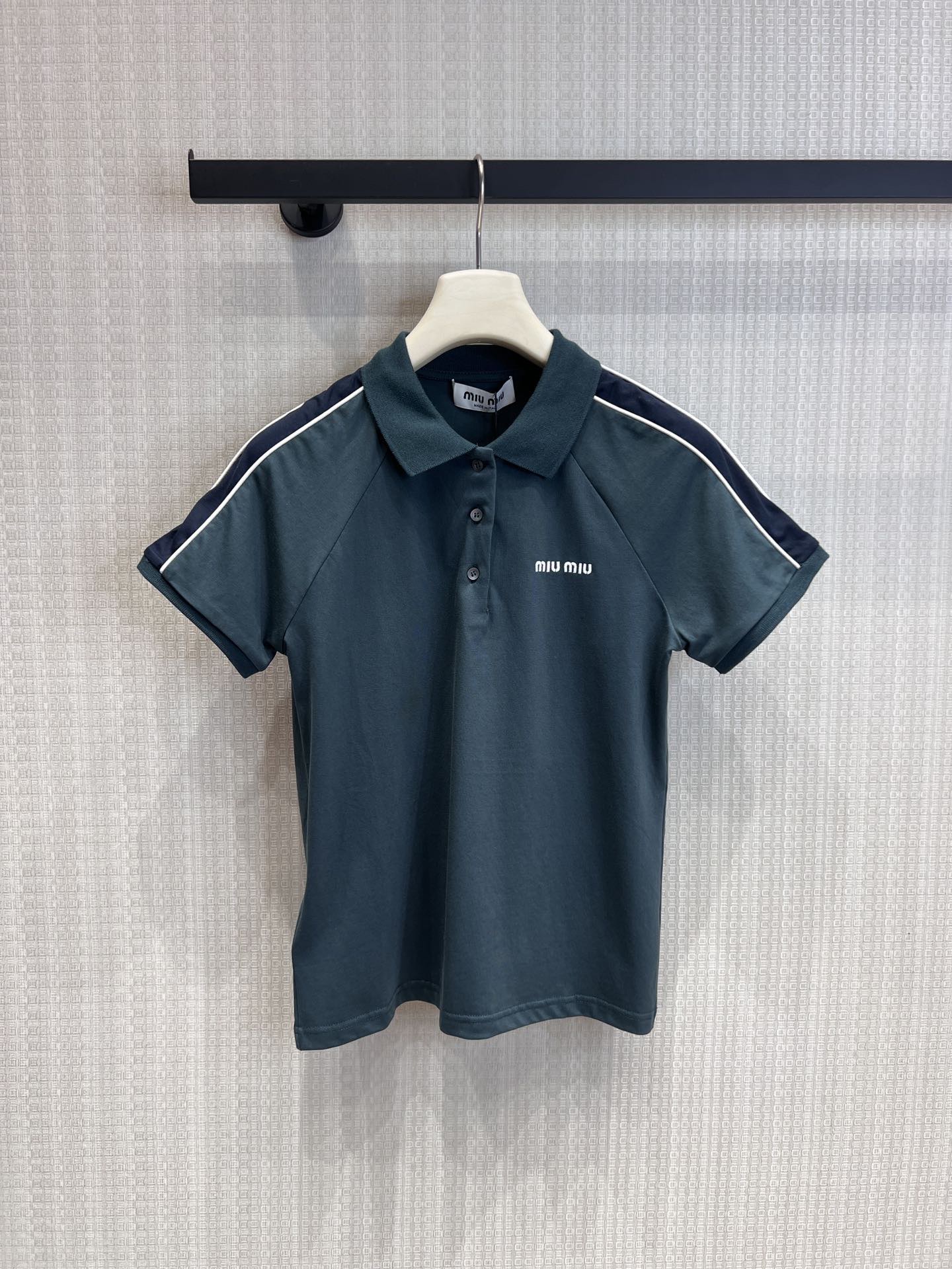 NO:752387,Short support for exchange Miu* 26Ss early spring new style dark green Polo shirt short skirt suit丨Exclusively developed by yb!  Top quality production!  The top is slim but not tight, fits the body shape perfectly, and highlights the neat shoulder line; the pleated texture and drawstring design of the skirt add a casual feel, and the webbing details on the side enhance the fashion recognition. The functional fabrics are selected to be skin-friendly and breathable, taking into account spring.  Wearing comfort and style. Unlock multiple outfit codes. Pair with metallic sneakers and stockings to create a street trendy look. Ready-made S/M/L real shot details, miumiu, sneakers, skirts,19860909短支持换款 Miu* 26Ss早春新款 墨绿Polo衫短裙套装丨独家yb开发！顶级高版出品！上衣修身不紧身,完美贴合身形,凸显利落肩线；短裙的褶皱肌理与抽绳设计,增添了随性感,搭配侧边的织带细节,强化潮流辨识度.精选亲肤透气的功能性面料,兼顾春日穿着的舒适度与造型感.解锁多元穿搭密码搭配金属色运动鞋与长袜,打造街头潮人范.现货发售S/M/L实拍细节图,,miumiu,sneakers,skirts,,Women's clothing