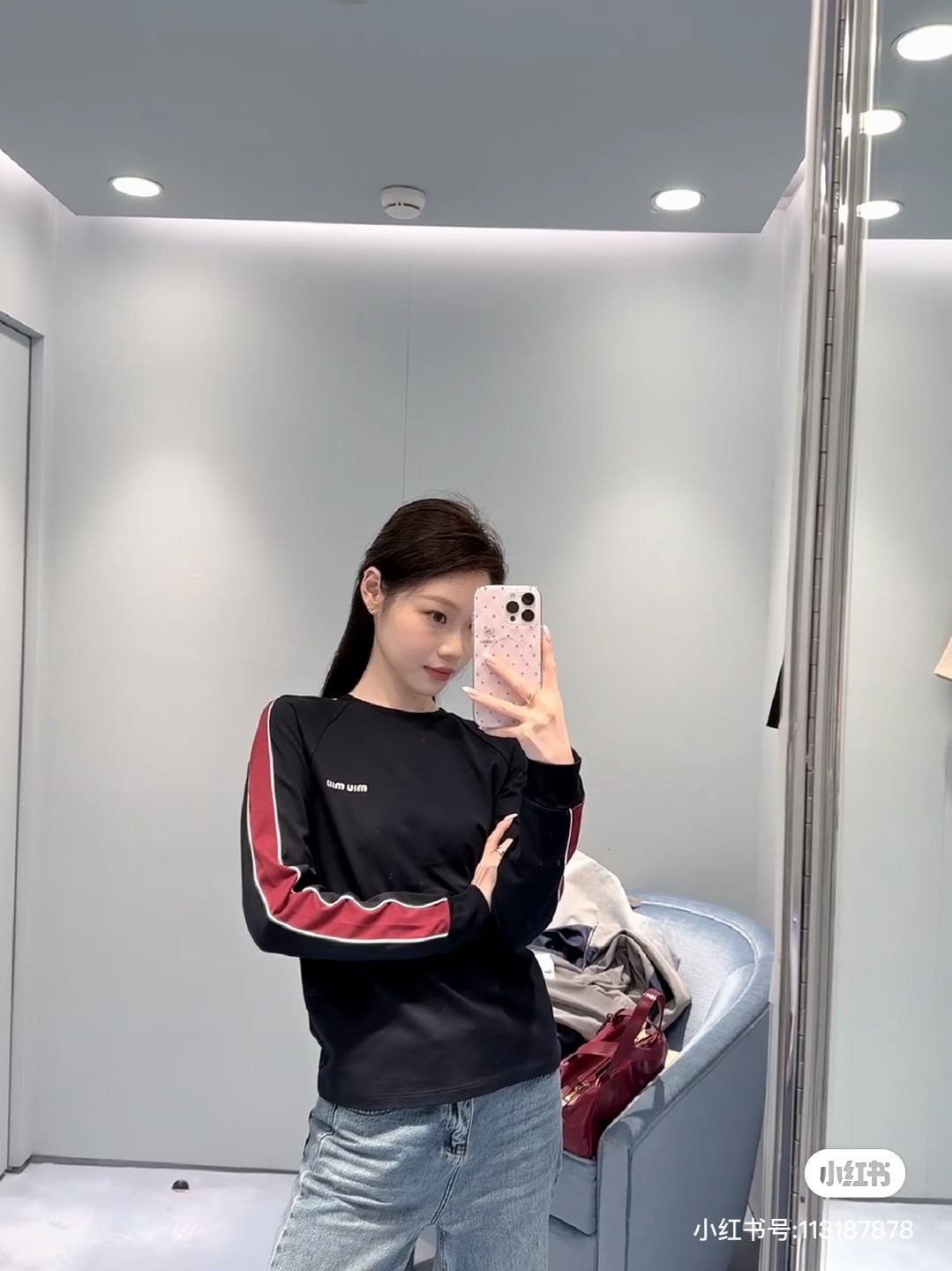 NO:752385,Miu* 26Ss early spring new style logo embroidered color matching round neck long-sleeved T-shirt丨Exclusively developed by yb!  Top quality production!  Select soft and breathable cotton fabrics, which are skin-friendly and comfortable. The simple contrasting color design has a retro atmosphere, and the exquisite embroidery is low-key to highlight the texture. The soft and skin-friendly fabrics are comfortable and easy to wear. It can easily adapt to various daily styles in early spring. It is versatile and attractive. Ready for sale S/M/L,, miumiu, tees, t-shirt,19860909Miu* 26Ss早春新款 logo刺绣拼色圆领长袖T恤丨独家yb开发！顶级高版出品！甄选柔软透气的棉质面料,亲肤舒适,简约撞色设计自带复古氛围,精致刺绣低调彰显质感,柔软亲肤的面料舒适好穿,轻松适配早春各种日常造型,百搭又耐看.现货发售S/M/L,,miumiu,tees，t-shirt,,Women's clothing