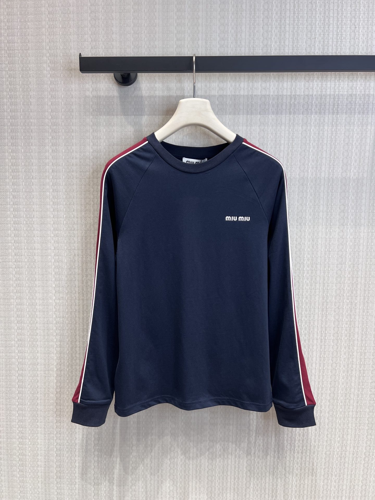 NO:752383,Support exchange Miu* 26Ss early spring new style logo embroidery color matching round neck long-sleeved T-shirt丨Exclusively developed by yb!  Top quality production!  We select soft and breathable cotton fabrics, which are skin-friendly and comfortable. The simple contrasting color design has a retro atmosphere, and the exquisite embroidery is low-key to highlight the texture. The soft and skin-friendly fabrics are comfortable and easy to wear. It can easily adapt to various daily styles in early spring. It is versatile and attractive. Ready-made S/M/L real shot details, miumiu, tees, t-shirt,19860909支持换款 Miu* 26Ss早春新款 logo刺绣拼色圆领长袖T恤丨独家yb开发！顶级高版出品！甄选柔软透气的棉质面料,亲肤舒适,简约撞色设计自带复古氛围,精致刺绣低调彰显质感,柔软亲肤的面料舒适好穿,轻松适配早春各种日常造型,百搭又耐看.现货发售S/M/L实拍细节图,,miumiu,tees，t-shirt,,Women's clothing