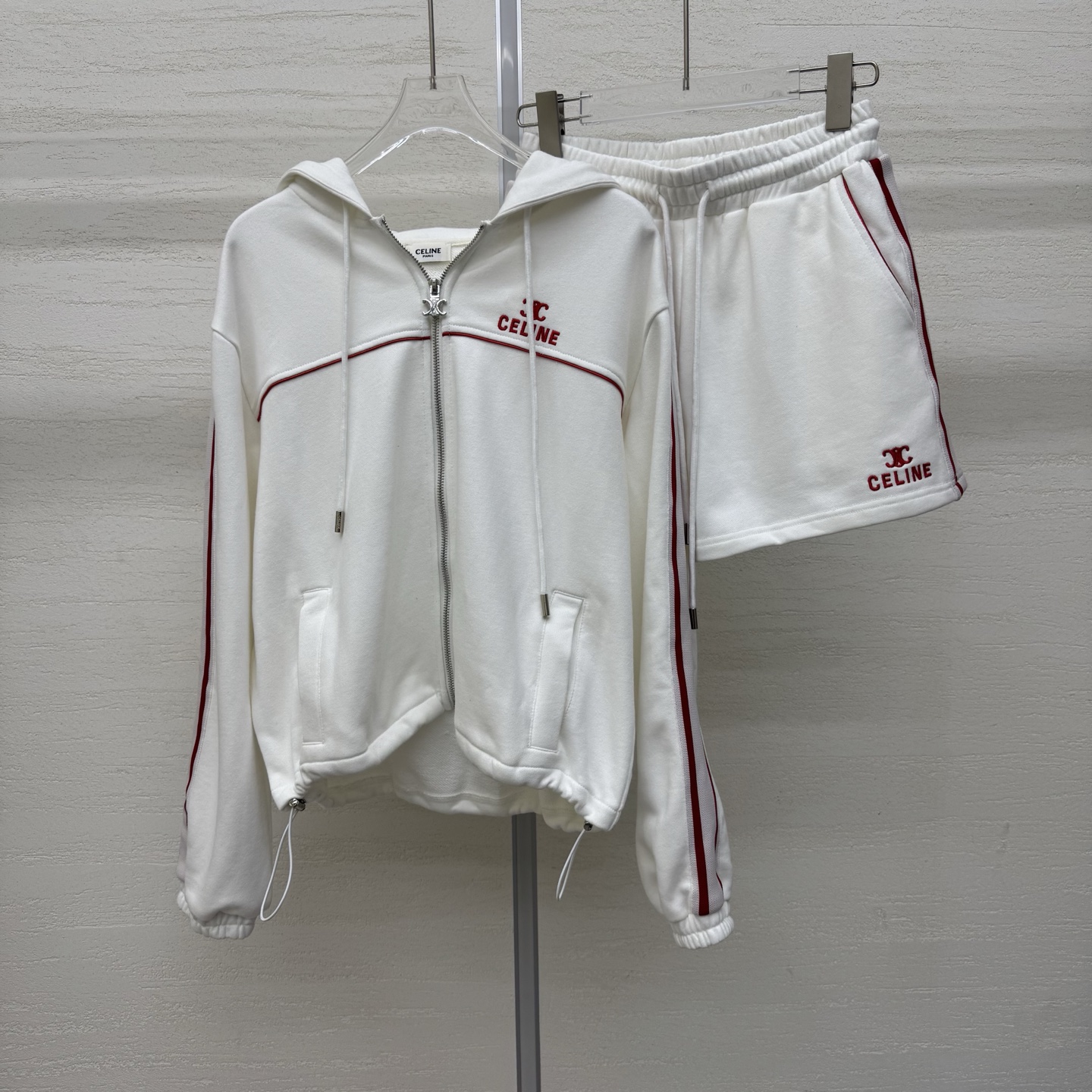 NO:752373,Support Celin* 26FW early spring new model Arc de Triomphe embroidered contrasting color sports suit | Exclusive high-end version!  The jacket has a large hood + full zipper design, and a drawstring design at the hem. The ribbed contrast welt is neat and elegant. The shorts are high-waisted and wide-legged. The drawstring waistband can not only pinch the waistline but also provide enough comfort margin. It is windy but not dragging when walking. It is available in black and white, ready-made S/M/L real shot details, celine, shorts, jackets & coats, hats,19860909支持换款Celin* 26FW早春新款 凯旋门刺绣撞色运动套装丨独家高版出品！外套是大连帽+全拉链设计,下摆抽绳设计 罗纹撞色贴边利落又显精神,短裤是高腰阔腿垂坠版型,抽绳腰头既能掐出腰线,又给足了舒适余量,走路带风却不拖沓.黑白两色,现货发售S/M/L实拍细节图,,celine,shorts,jackets & coats,hats,,Women's clothing