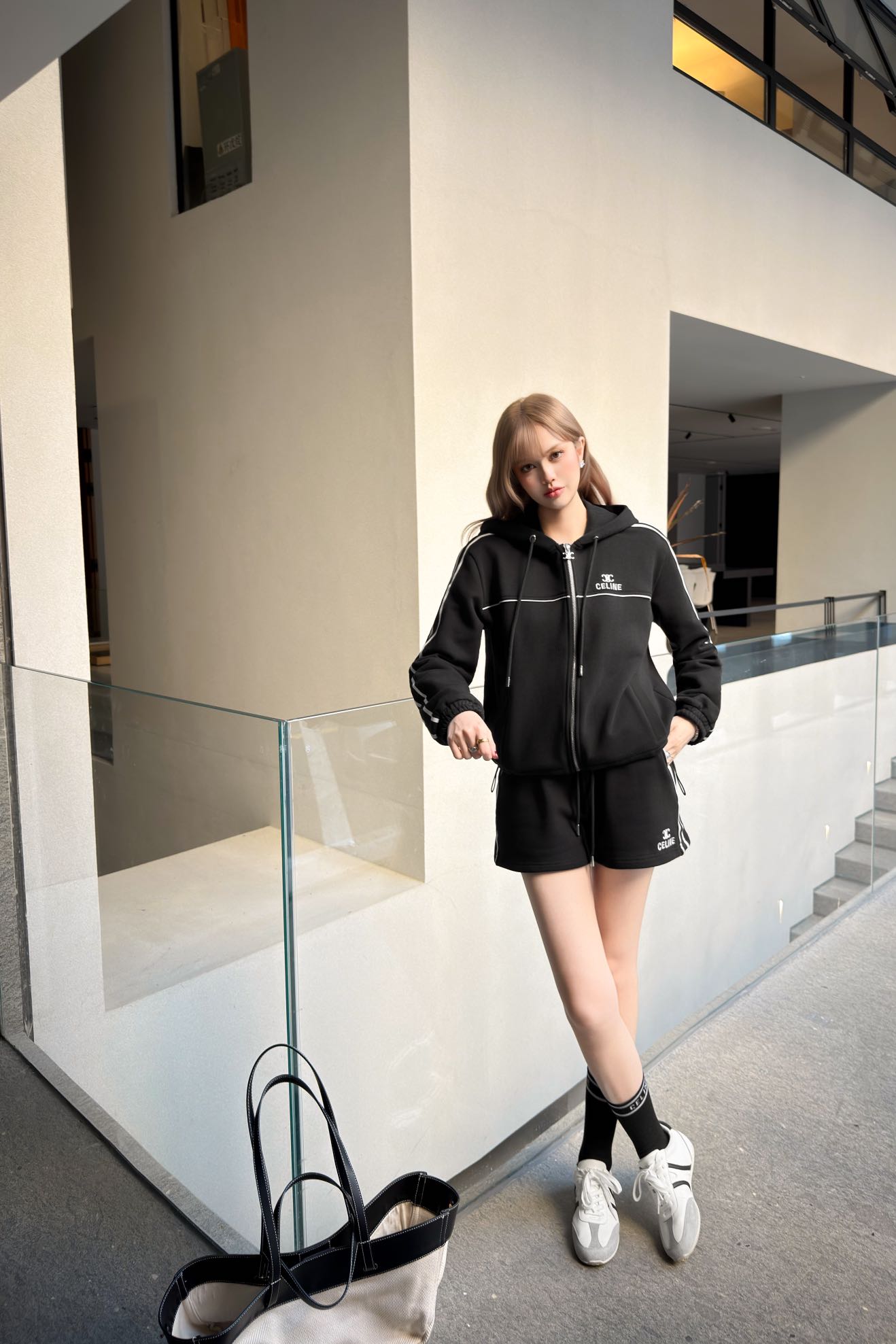 NO:752380,Celin* 26FW early spring new style Arc de Triomphe embroidered contrasting color sports suit | Exclusive high-end version!  The jacket has a large hood + full zipper design, and a drawstring design at the hem. The ribbed contrast welt is neat and elegant. The shorts are high-waisted and wide-legged. The drawstring waistband can not only pinch the waistline, but also provide enough comfort margin. Walking is windy but not dragging. Available in stock S/M/L,,celine,shorts,jackets & coats,hats,19860909Celin* 26FW早春新款 凯旋门刺绣撞色运动套装丨独家高版出品！外套是大连帽+全拉链设计,下摆抽绳设计 罗纹撞色贴边利落又显精神,短裤是高腰阔腿垂坠版型,抽绳腰头既能掐出腰线,又给足了舒适余量,走路带风却不拖沓.现货发售S/M/L,,celine,shorts,jackets & coats,hats,,Women's clothing