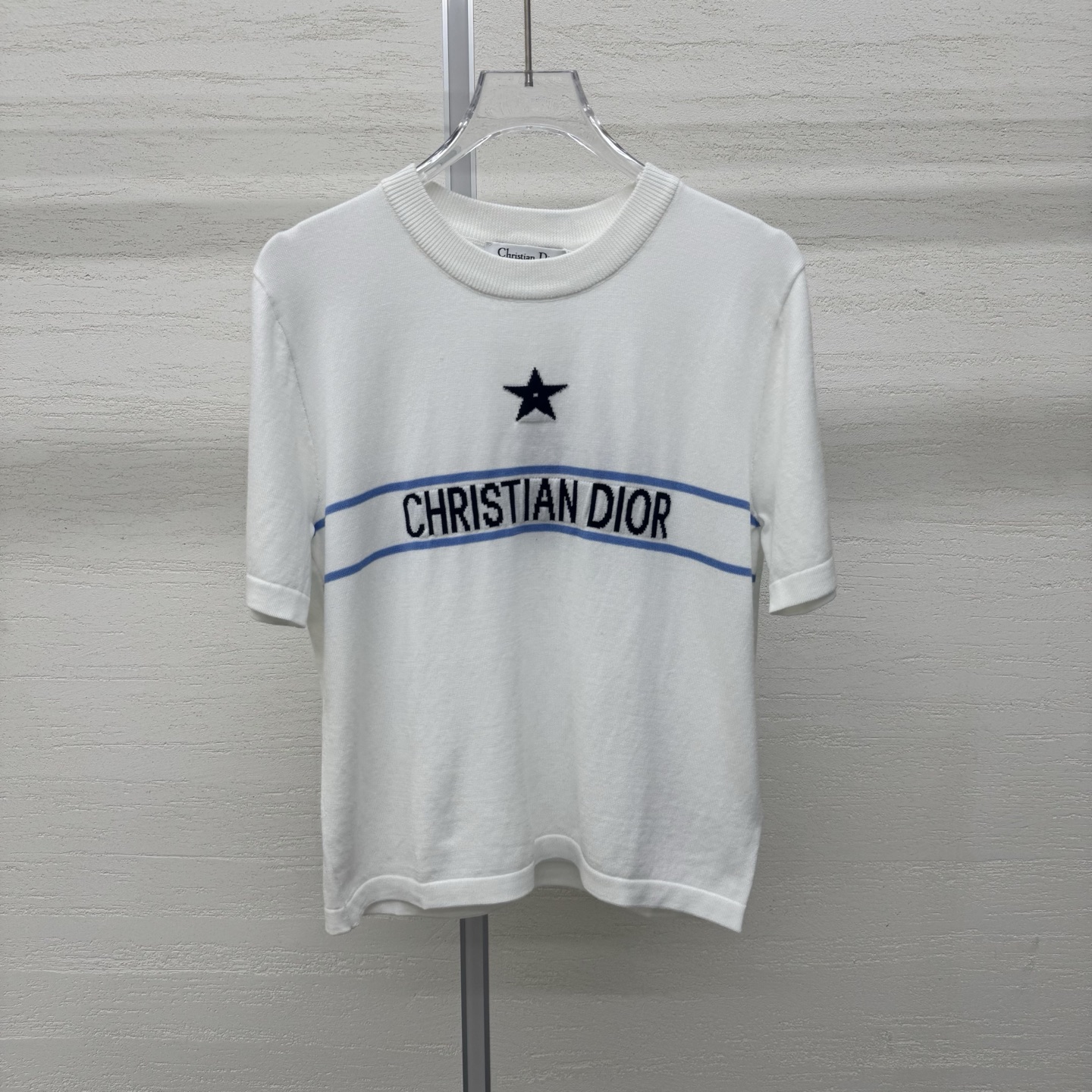 NO:752907,Support exchange Dio*26 early spring new style knitted round neck short sleeves, delicate and skin-friendly, high-end texture, blue star jacquard on the chest + 'CH*ISTIAN DIO*' letter strip, simple and recognizable, loose fit, refreshing and layered jackets when worn alone, more layers, two-color sizes, SML real-stock details, dior, jackets & coats, T-shirt,19860909支持换款Dio*26早春新款针织圆领短袖细腻亲肤 质感高级 胸口蓝星提花+“CH*ISTIAN DIO*”字母条带 简约有辨识度 宽松版型 单穿清爽叠搭外套更有层次两色尺码SML现货实拍细节图,,dior,jackets & coats,T-shirt,,Women's clothing