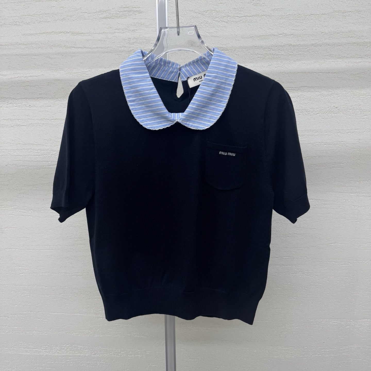 NO:752909,Supports exchange miumi*26 new summer knitted Polo shirt with short-sleeved blue and white stripes collides with a fresh college feel. It breaks the dullness of solid colors and hides the playfulness and agility of a girl. The small pocket on the chest is embellished with the brand logo. It is simple yet exquisite. It is a low-key identity comment. It is also an ingenious idea for dressing. 2 colors and sizes. SML real-stock photos, miumiu, T-shirt,19860909支持换款miumi*26夏季新款针织Polo衫短袖蓝白条纹碰撞出清新学院感 打破纯色沉闷 藏着少女的俏皮与灵动 胸前小口袋缀品牌标识 简约中见精致 是低调的身份注解 也是穿搭巧思2色尺码SML现货实拍细节图,,miumiu,T-shirt,,Women's clothing