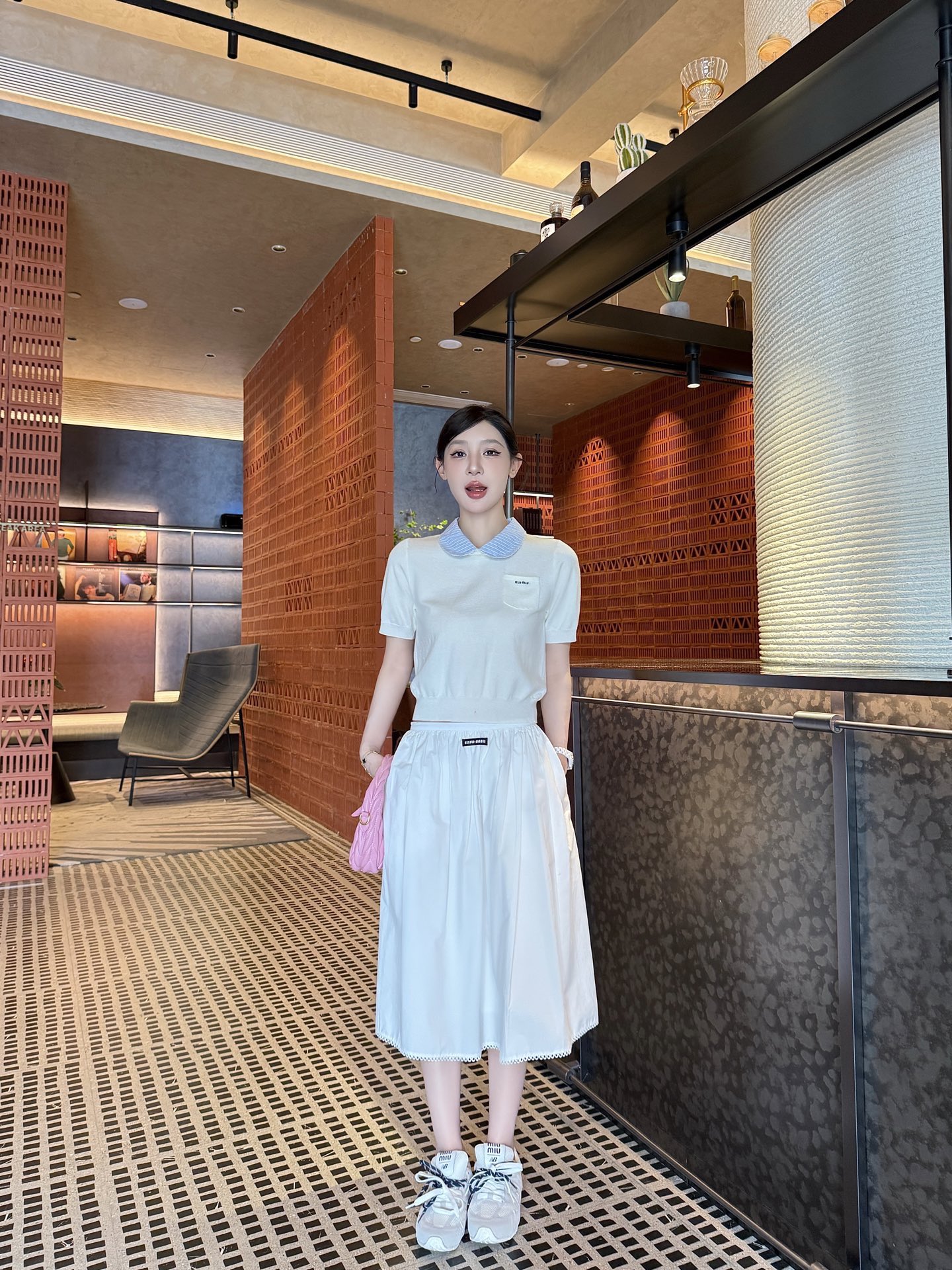 NO:752914,miumi*26 new summer knitted Polo shirt with short-sleeved blue and white stripes collides with a fresh college feel, breaks the dullness of solid colors, and hides the playfulness and agility of a girl. The small pocket on the chest is embellished with the brand logo. It is simple yet refined. It is a low-key identity comment. It is also an ingenious idea for dressing. 2 colors and sizes SML are in stock,, miumiu, T-shirt,19860909miumi*26夏季新款针织Polo衫短袖蓝白条纹碰撞出清新学院感 打破纯色沉闷 藏着少女的俏皮与灵动 胸前小口袋缀品牌标识 简约中见精致 是低调的身份注解 也是穿搭巧思2色尺码SML现货,,miumiu,T-shirt,,Women's clothing