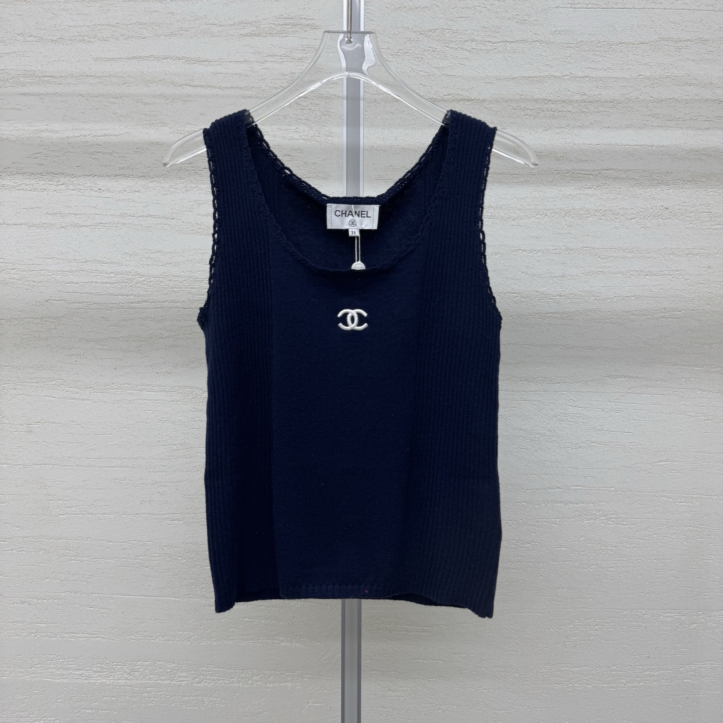 NO:752875,Supports exchange. Chane*26 new knitted vest has delicate grooves. Gentle and clean. Lace hemming at the neckline + double C embroidery. Exquisite details. Lightweight and breathable. Great for layering or wearing alone in spring and summer. Two-color sizes. SML real-stock details. Chanel,19860909支持换款Chane*26新款针织背心细腻坑条 温柔又干净 领口蕾丝锁边+双C刺绣 细节精致 轻薄透气 春夏叠穿或单穿都很出彩两色尺码SML现货实拍细节图,,chanel,,Women's clothing