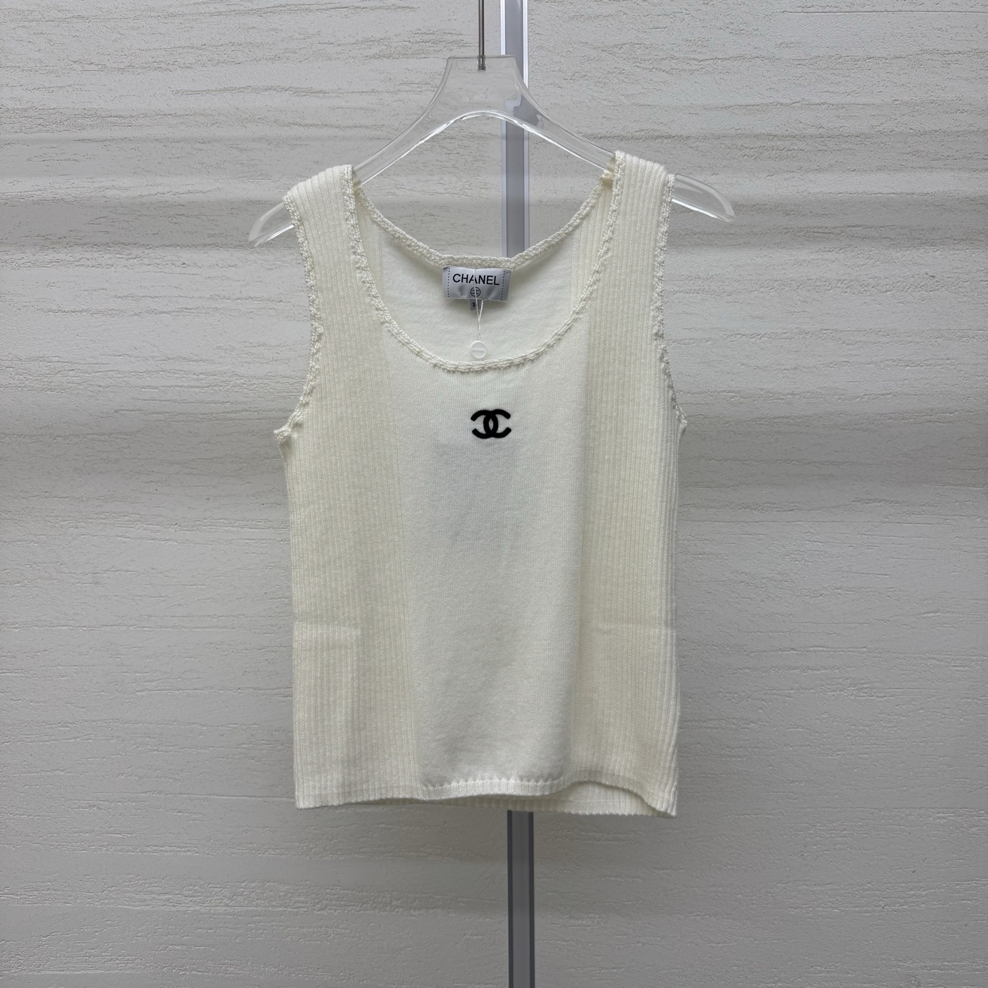 NO:752881,Supports exchange. Chane*26 new knitted vest has delicate grooves. Gentle and clean. Lace hemming at the neckline + double C embroidery. Exquisite details. Lightweight and breathable. Great for layering or wearing alone in spring and summer. Two-color sizes. SML real-stock details. Chanel,19860909支持换款Chane*26新款针织背心细腻坑条 温柔又干净 领口蕾丝锁边+双C刺绣 细节精致 轻薄透气 春夏叠穿或单穿都很出彩两色尺码SML现货实拍细节图,,chanel,,Women's clothing