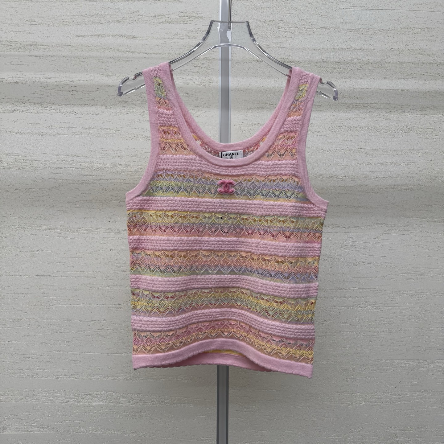 NO:752915,Supports replacement Chane*26 new knitted vest with double C mark on the chest. Three-dimensional hollow texture all over the body. Breathable and not stuffy. Has a hazy and high-end feel. Comes with a noble temperament. Retro color is not picky. Two-color size. SML real-life shot details,,chanel,19860909支持换款Chane*26新款针织背心胸前双C标点睛 全身立体镂空织纹 透气不闷热 自带朦胧高级感 自带显贵气质 复古色系不挑皮两色尺码SML现货实拍细节图,,chanel,,Women's clothing