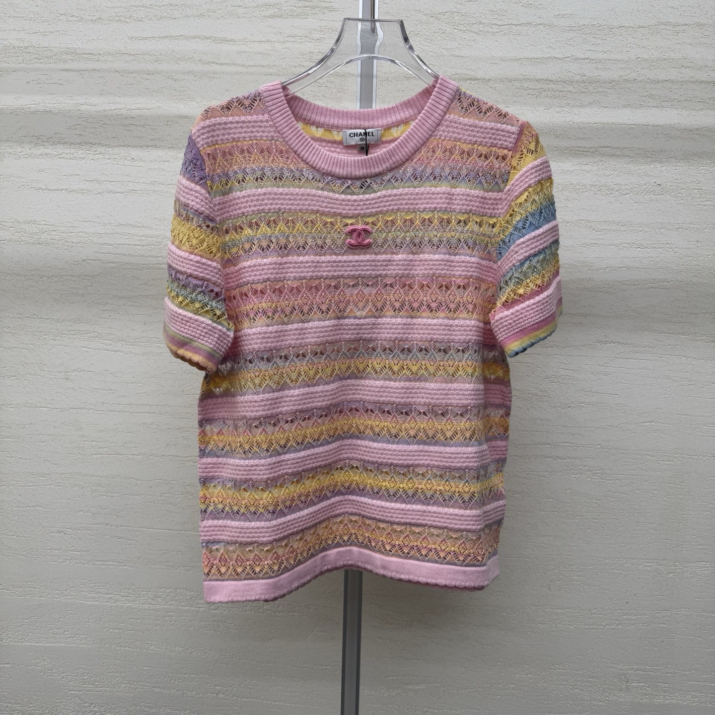 NO:753360,Support Chane*26 new style knitted round neck short-sleeved double C mark on the chest. Full body three-dimensional hollow texture. Breathable and not stuffy. Has a hazy and high-end feel. Has a distinguished temperament. Retro color is not picky. Two-color size. SML real-stock photos, details, chanel, T-shirt,19860909支持换款Chane*26新款针织圆领短袖胸前双C标点睛 全身立体镂空织纹 透气不闷热 自带朦胧高级感 自带显贵气质 复古色系不挑皮两色尺码SML现货实拍细节图,,chanel,T-shirt,,Women's clothing