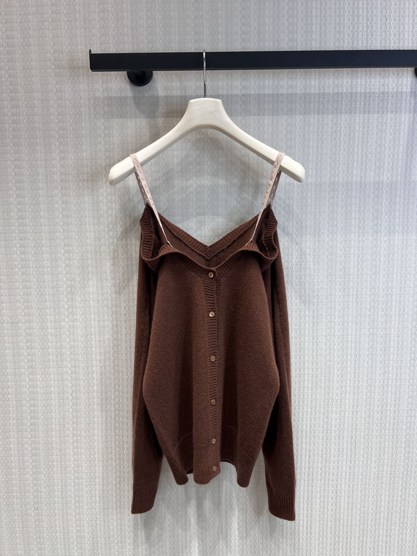 NO:753383,Supports exchange Miu* 26Ss new spring and summer caramel strap off-shoulder knitted cardigan丨Exclusively developed by yb!  Top quality production!  The retro caramel color awakens the lazy feeling of spring. The detachable sling design unlocks multiple ways of wearing it. Wear it alone with bare shoulders for a sweet and cool girl, or layer it for a French relaxed feeling. The soft and waxy knitted fabric wraps the shoulder and neck lines, and the V-neck and button details outline the casual outline. It has the charm and rebellion of Miu girls. It is an atmospheric item in the wardrobe that 'looks good no matter how you wear it.' Ready-made S/M/L real shot details, miumiu,19860909支持换款 Miu* 26Ss春夏新款 焦糖色吊带露肩针织开衫丨独家yb开发！顶级高版出品！以复古焦糖色唤醒春日慵懒感.可拆卸吊带设计解锁多种穿法,单穿露肩是甜酷少女,叠穿内搭则是法式松弛感.软糯针织包裹肩颈线条,V领与纽扣细节勾勒随性轮廓,自带Miu系少女的娇俏与叛逆,是衣橱里那件“怎么搭都好看”的氛围感单品.现货发售S/M/L实拍细节图,,miumiu,,Women's clothing