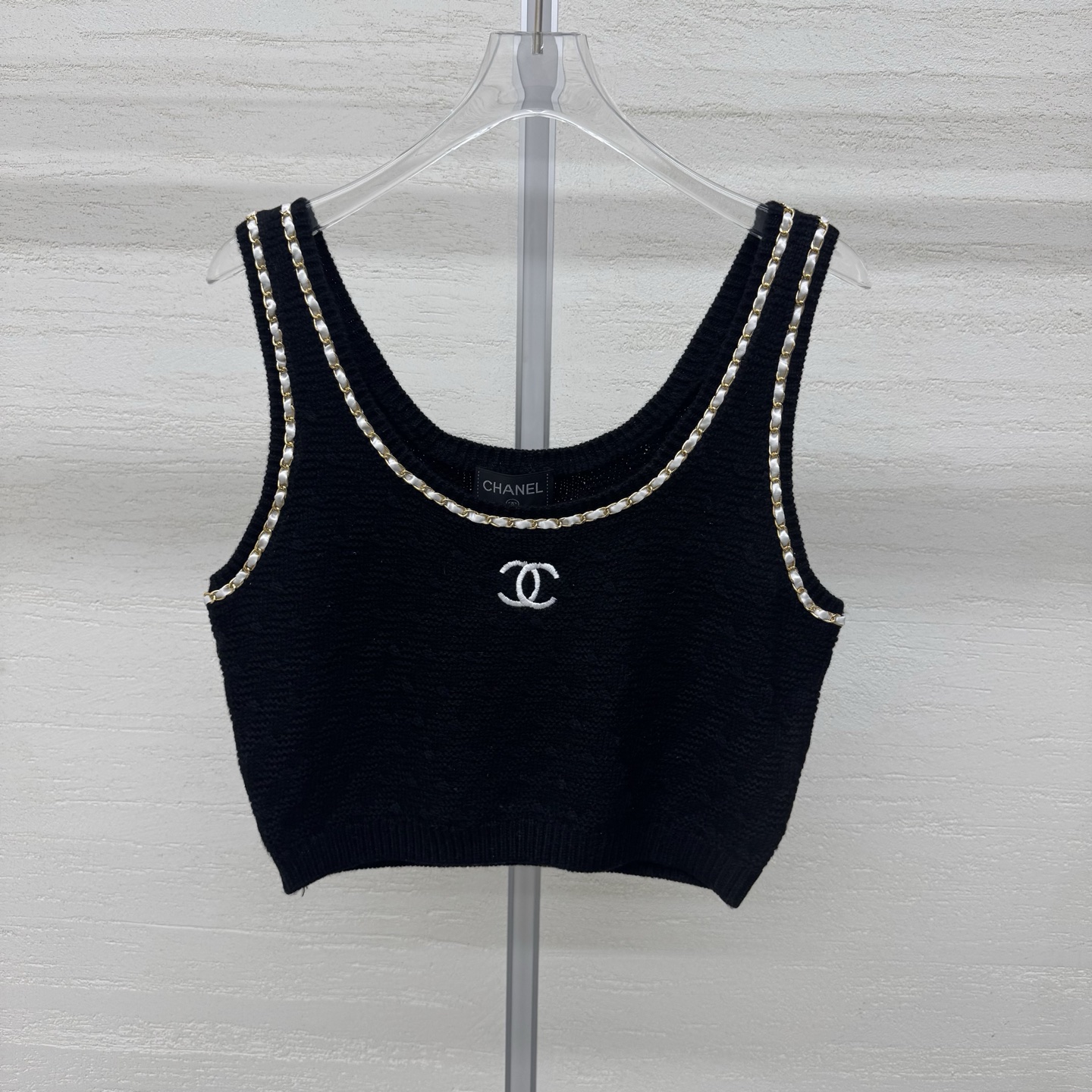 NO:753374,Supports exchange. Chane*26's new knitted vest comes with a high-end matte texture. The metal chain trim on the neckline and shoulder straps is exquisite and not exaggerated. The double C embroidery on the chest low-key highlights the brand recognition. Short cut. It is neat and proportional. It can be layered and worn alone. It is suitable for two-color sizes. SML real shot details,,chanel,19860909支持换款 Chane*26新款针织背心自带高级哑光质感 领口与肩带处金属链条镶边 精致不浮夸 胸口双C刺绣 低调彰显品牌辨识度 短款剪裁 利落显比例叠穿单穿都适配两色尺码SML现货实拍细节图,,chanel,,Women's clothing