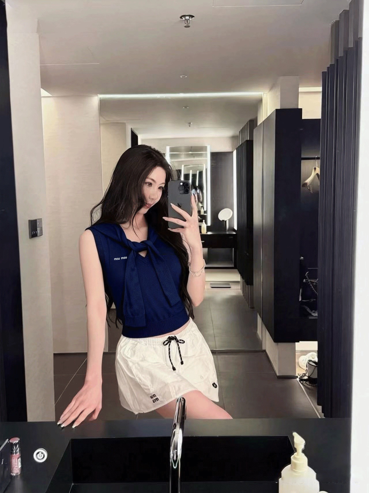 NO:753371,miumi*26 new knitted v-neck vest with logo embroidered on the chest. It is simple and recognizable. It looks great when layered with shirts or T-shirts. It is calm and textured. The ribbon design of the same color increases the layering of the look. Breathable and comfortable. Suitable for spring and autumn wear. Three colors and sizes. SML ready stock,,miumiu,shirts,tees,t-shirt,19860909miumi*26新款针织v领背心胸口刺绣logo 简约有辨识度 叠搭衬衫或T恤都很出彩 沉稳又显质感 同色系飘带设计 增加造型层次感 透气舒适 适配春秋穿搭三色尺码SML现货,,miumiu,shirts,tees，t-shirt,,Women's clothing