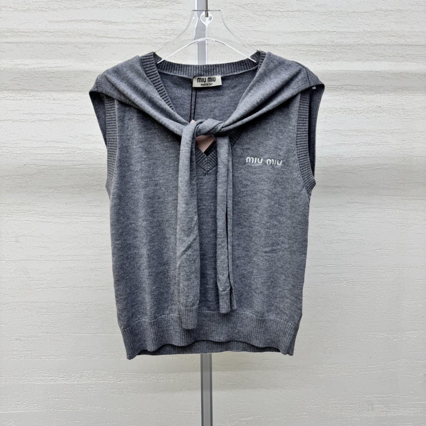 NO:753368,Supports exchange. miumi*26 new knitted V-neck vest with logo embroidered on the chest. It is simple and recognizable. It looks great when layered with shirts or T-shirts. It is calm and shows texture. The ribbon design of the same color increases the layering of the shape. It is breathable and comfortable. Suitable for spring and autumn wear. Three-color sizes. SML real-time photos of actual photos, miumiu, shirts, tees, t-shirt,19860909支持换款 miumi*26新款针织v领背心胸口刺绣logo 简约有辨识度 叠搭衬衫或T恤都很出彩 沉稳又显质感 同色系飘带设计 增加造型层次感 透气舒适 适配春秋穿搭三色尺码SML现货实拍细节图,,miumiu,shirts,tees，t-shirt,,Women's clothing