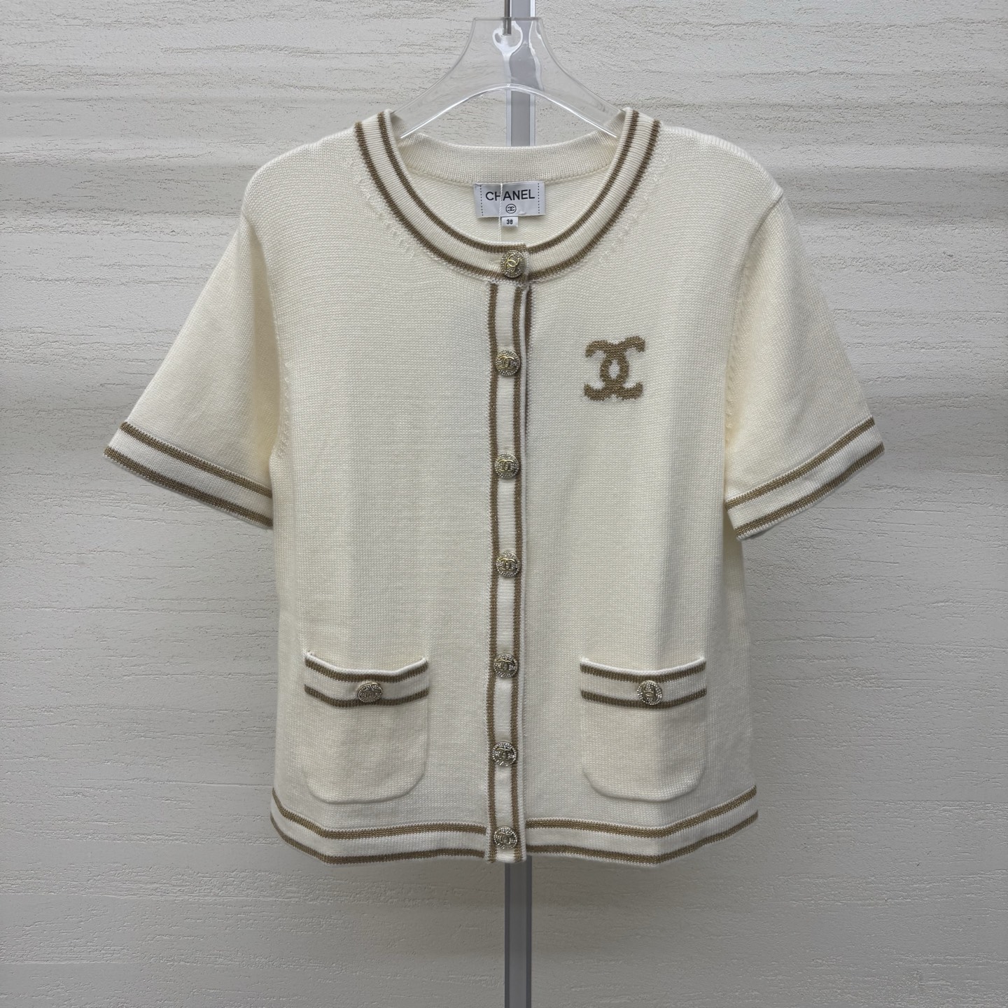 NO:753365,Supports exchange. Chane*26 new knitted round neck cardigan short sleeves are delicate and skin-friendly. It has a gentle and high-end feel. Double gold thread trimming on the neckline, placket, cuffs and hem. Retro and exquisite. Gold thread double C embroidery on the chest low-key highlights the brand recognition. The placket and pockets are decorated with crystal-textured buttons. Gorgeous and exquisite sizes. SML real-stock details, chanel, T-shirt,19860909支持换款 Chane*26新款针织圆领开衫短袖细腻亲肤 自带温柔高级感 领口、门襟、袖口、下摆双道金丝镶边 复古精致 胸口金丝双C刺绣 低调彰显品牌辨识度 门襟与口袋饰有水晶质感纽扣 华丽又精致尺码SML现货实拍细节图,,chanel,T-shirt,,Women's clothing