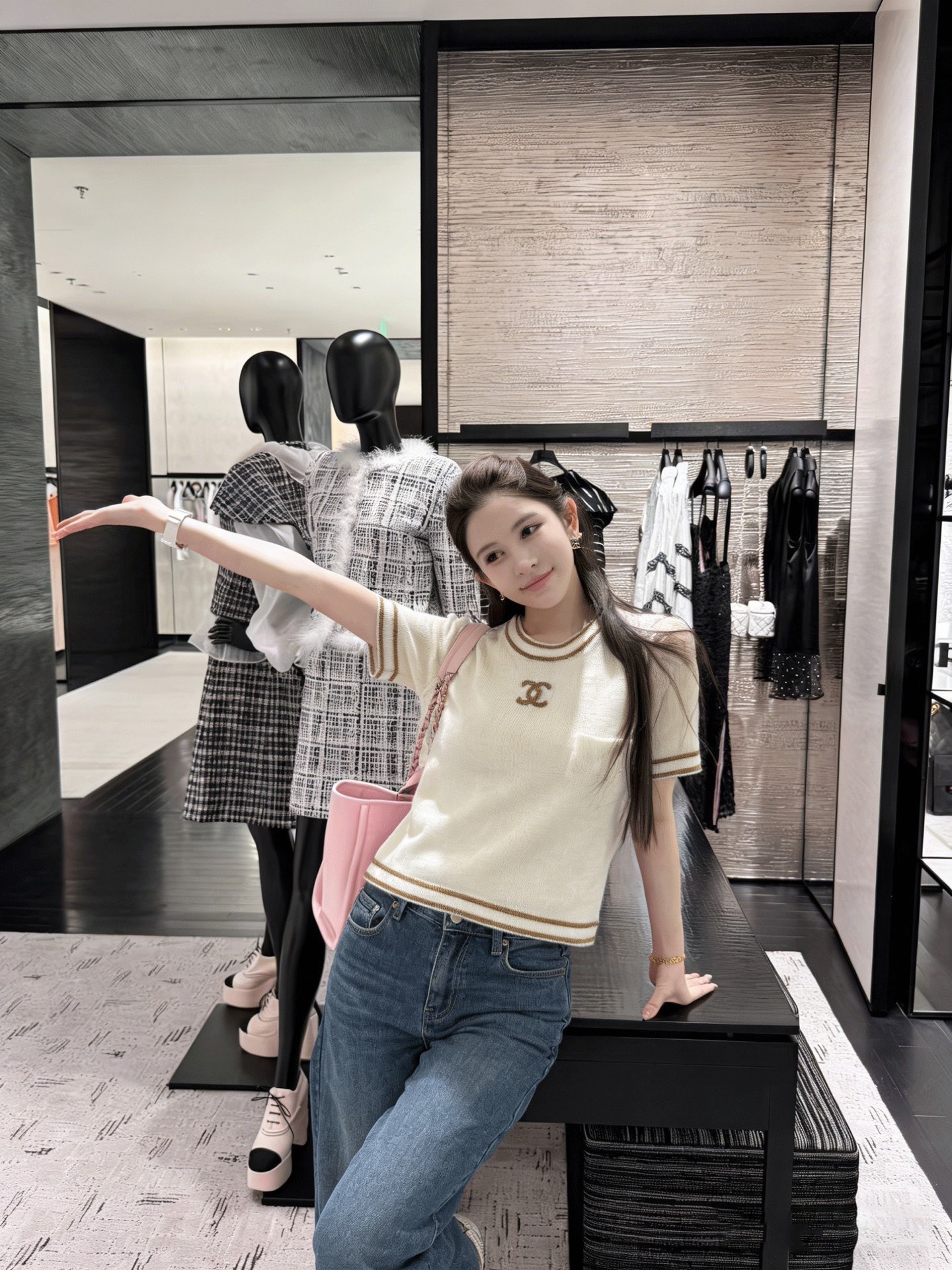 NO:753362,Chane*26 new knitted round neck short-sleeved milky white knitted base, delicate and skin-friendly, with a gentle luster. Double gold wire trimming on the neckline, cuffs, and hem. Retro and exquisite. Golden wire double C embroidery on the mouth. Low-key to highlight the brand recognition. Size SML in stock,,chanel,T-shirt,19860909Chane*26新款针织圆领短袖奶白针织基底 细腻亲肤 自带温柔光泽 领口、袖口、下摆双道金丝镶边 复古精致 口金丝双C刺绣 低调彰显品牌辨识度尺码SML现货,,chanel,T-shirt,,Women's clothing