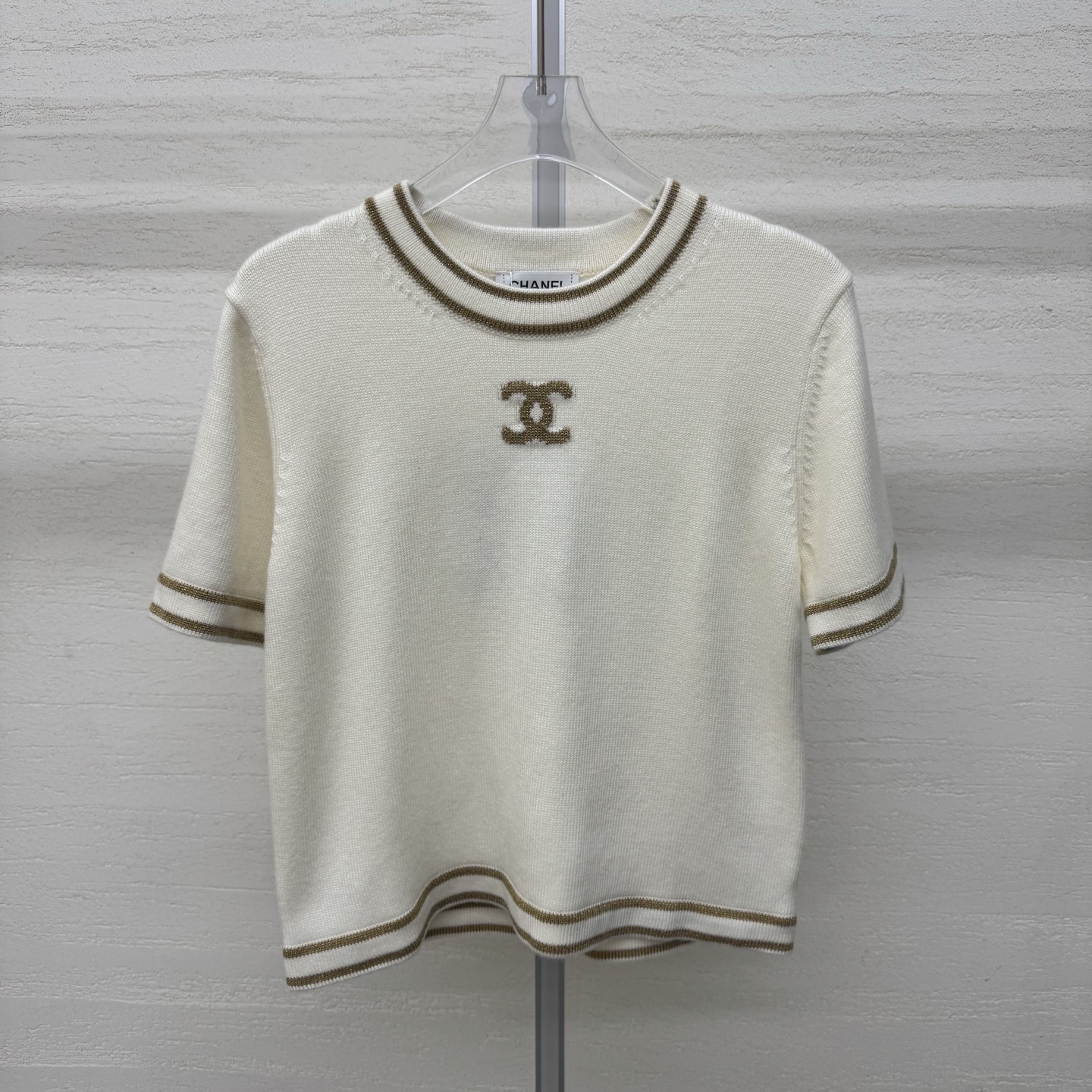 NO:753359,Supports exchange. Chane*26 new knitted round neck short-sleeved milky white knitted base. Delicate and skin-friendly. Has a gentle luster. Double gold wire trim on the neckline, cuffs and hem. Retro and exquisite. Golden wire double C embroidery at the mouth. Low-key to highlight the brand recognition. Size. SML real-time shot details, chanel, T-shirt,19860909支持换款 Chane*26新款针织圆领短袖奶白针织基底 细腻亲肤 自带温柔光泽 领口、袖口、下摆双道金丝镶边 复古精致 口金丝双C刺绣 低调彰显品牌辨识度尺码SML现货实拍细节图,,chanel,T-shirt,,Women's clothing
