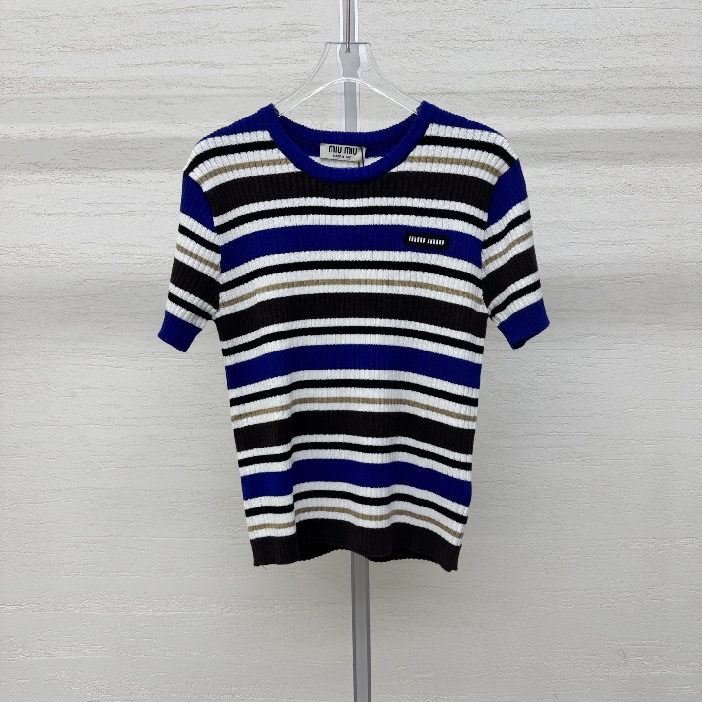 NO:753389,Supports exchange miumi*26 new knitted round neck short-sleeved Klein blue + black and white khaki contrasting stripes. Visually eye-catching and white. High-density vertical pit strip texture. Slim and slim. Perfectly wraps the body shape. Letter logo embellishment on the chest. Simple and self-recognizable brand size. SML real-stock details, miumiu, T-shirt,19860909支持换款 miumi*26新款针织圆领短袖克莱因蓝+黑白卡其撞色条纹 视觉吸睛又显白 高密度竖坑条纹理 修身显瘦 完美包裹身形 胸前字母标点缀 简约中自带品牌辨识度尺码SML现货实拍细节图,,miumiu,T-shirt,,Women's clothing