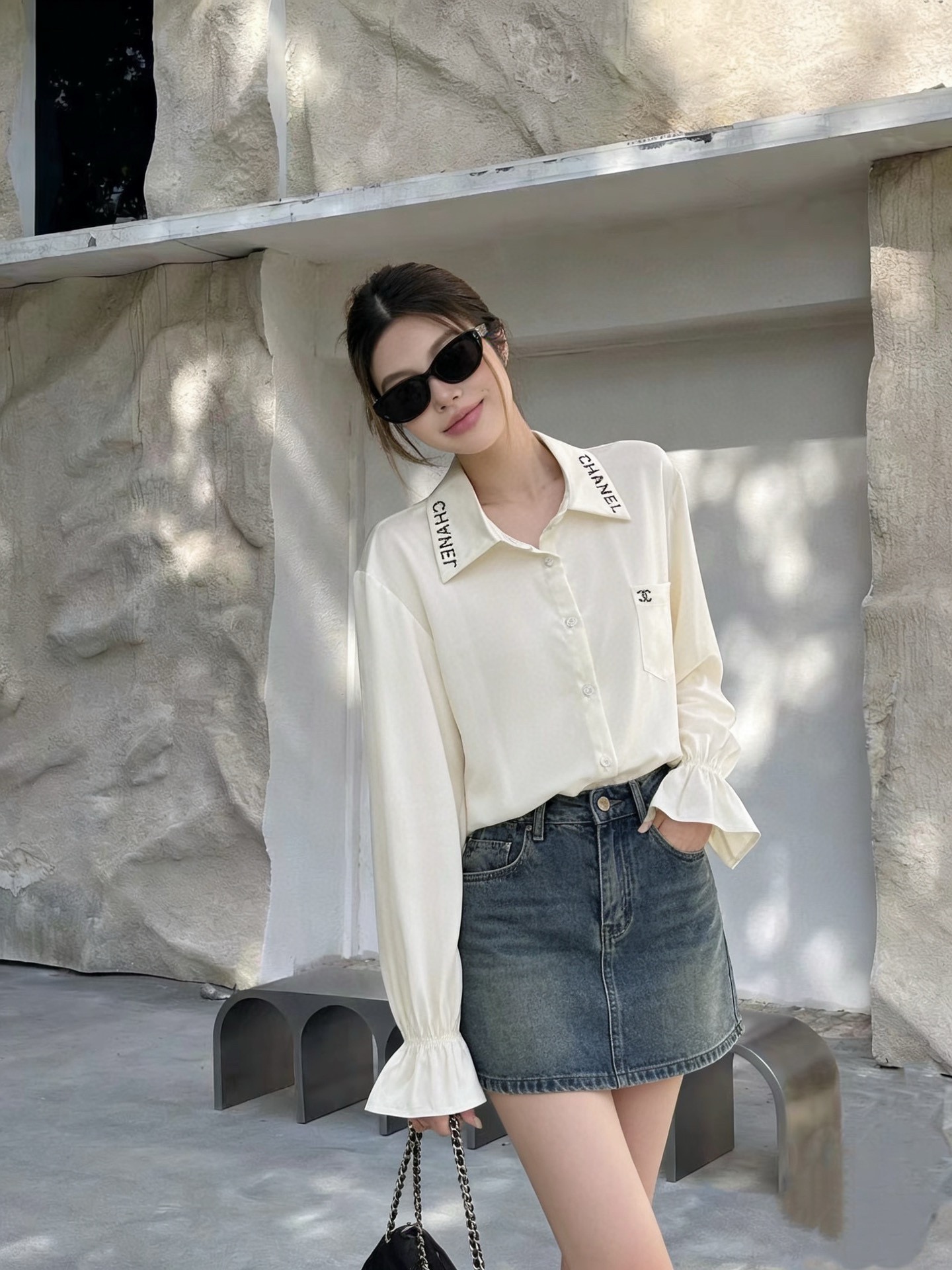 NO:753848,Chane*26Ss early spring new style long-sleeved shirt with rhinestones on the lapel丨Exclusively developed by yb!  High quality production!  Made of high-grade silk satin fabric as the base, the beige low-key texture has a warm vertical texture. The lapel letter logo is embellished with hot-drilling technology, which reflects the fine luster under different lights, allowing the sense of luxury to be integrated into daily life. The lantern sleeve design creates a relaxed and casual atmosphere, and can also easily enhance the sophistication of the overall look. It is a must-have item in the early spring wardrobe that combines style and practicality. Available now S/M/L,, chanel, shirts, silk fabric,19860909Chane*26Ss早春新款 翻领字烫钻长袖衬衫丨独家yb开发！高版出品！以高级丝质绸缎面料为底,米色系低调肌理自带温暖垂直质感.翻领字母标识采用烫钻工艺点缀,在不同光线下折射出细碎光泽,让奢华感融入日常,灯笼袖设计打造松弛随性的氛围感,还都能轻松提升整体造型的精致度,是早春衣橱里兼具格调与实穿性的必备单品.现货发售S/M/L,,chanel,shirts,silk fabric,,Women's clothing