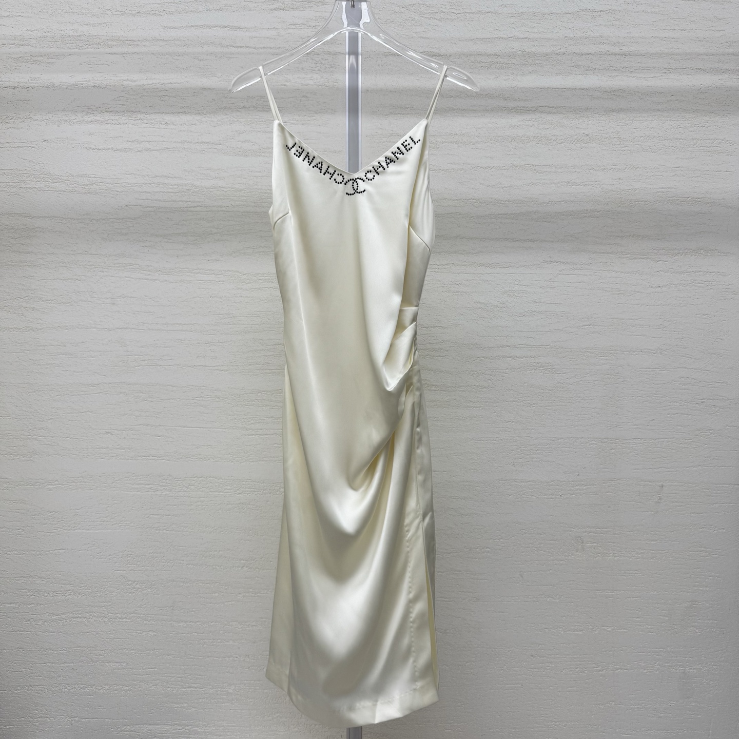 NO:753851,Supports replacement of Chane*26Ss early spring new v-neck rhinestone suspender dress丨exclusively developed by yb!  High quality production!  Made of high-grade silk satin fabric as the base, with built-in anti-seepage lining. The side zipper makes it easy to put on the body. The sling is adjustable.  The sexy beige low-key texture has a warm vertical texture. The V-neck letter logo is embellished with hot-drilling technology, which reflects the fine luster under different lights, allowing the sense of luxury to be integrated into daily life. The waist pleat design creates a perfect curve and can easily enhance the sophistication of the overall shape. It is a must-have item in the early spring wardrobe that combines style and practicality. Ready-made S/M/L real shot details, chanel, skirts, silk fabric,19860909支持换款Chane*26Ss早春新款 v领字烫钻吊带连衣裙丨独家yb开发！高版出品！以高级丝质绸缎面料为底,内置防透层里布 侧拉链轻松上身 吊带可调节 小性感米色系低调肌理自带温暖垂直质感.v领字母标识采用烫钻工艺点缀,在不同光线下折射出细碎光泽,让奢华感融入日常,腰部褶皱设计打造完美曲线,还都能轻松提升整体造型的精致度,是早春衣橱里兼具格调与实穿性的必备单品.现货发售S/M/L实拍细节图,,chanel,skirts,silk fabric,,Women's clothing