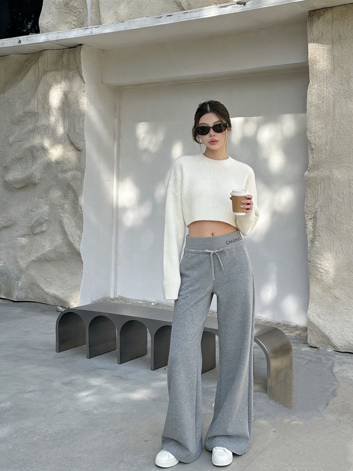 NO:753860,Cha*el 26Fw early spring new style casual trousers with rhinestoned letter waistband丨Exclusive high-end version!  The finishing touch is the hot-drilling process of the brand letters on the waistband of the classic letters. The Swarovski rhinestones are inlaid and arranged by hand, reflecting the delicate and bright luster under the light, fully demonstrating the exquisite craftsmanship of the haute couture workshop. The selected fabrics are soft and warm to the touch, with both a sense of drape and shaping power; the high-waisted and wide-legged version is ingenious  The waistline is raised, and the natural drape lines from the waist to the trouser legs modify the proportions of the legs. The loose trousers accommodate the shape of the legs and can be perfectly matched with short tops, sweaters and other items, injecting a lazy and high-end modern style into the spring and summer look. Available now in S/M/L,, swarovski,19860909Cha*el 26Fw早春新款 字母烫钻腰头休闲长裤丨独家高版出品！以经典字母腰头处的品牌字母烫钻工艺堪称点睛之笔,施华洛世奇水钻经手工镶嵌排列,在光线下折射出细腻璀璨的光泽,尽显高定工坊的精湛匠艺.精选面料触感软糯温暖,兼具垂坠感与塑形力；高腰阔腿版型巧妙拉高腰线,从腰腹到裤脚的自然垂坠线条修饰腿部比例,宽松裤管包容腿型的同时,又能与短上衣、针织衫等单品完美搭配,为春夏到来造型注入慵懒又高级的摩登格调.现货发售S/M/L,,swarovski,,Women's clothing