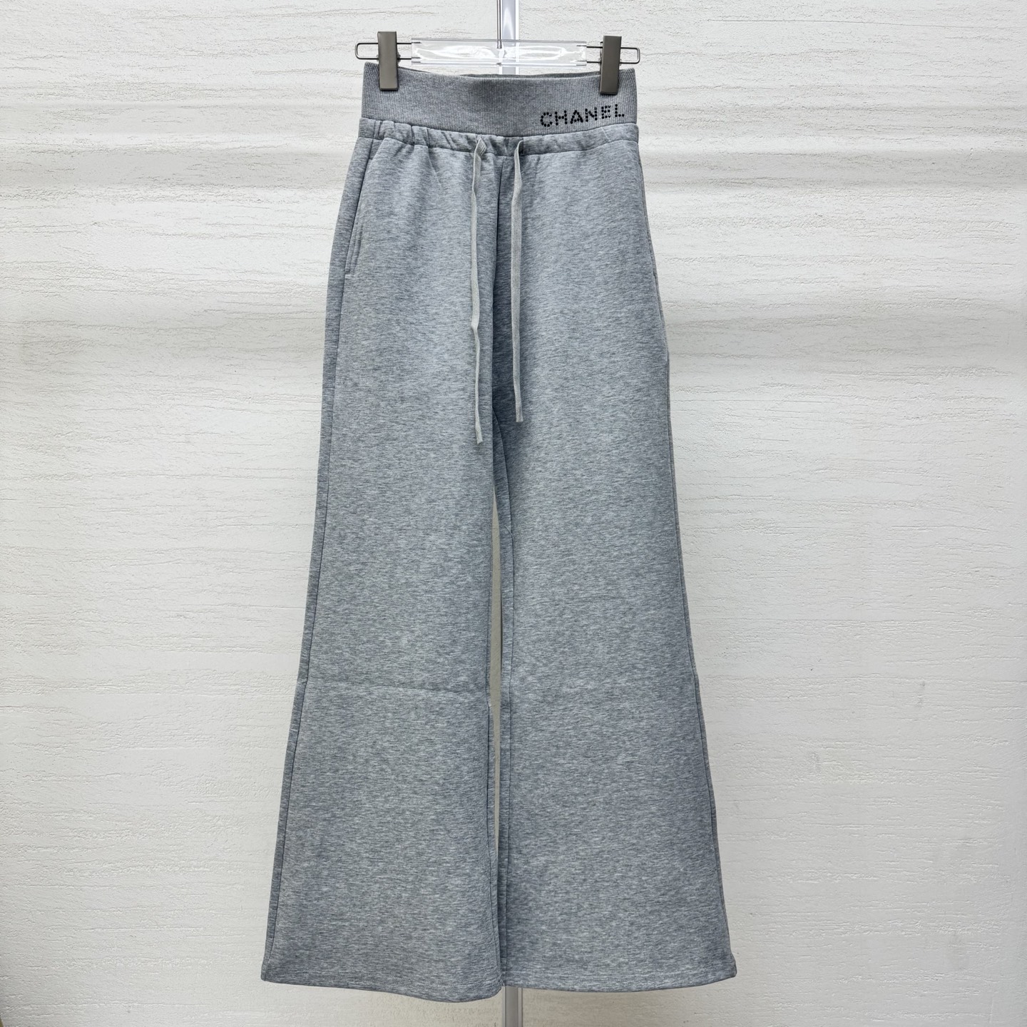 NO:753857,Supports exchange Cha*el 26Fw early spring new style casual trousers with rhinestone waistband | Exclusive high-end version!  The finishing touch is the hot-drilling process of the brand letters on the waistband of the classic letters. The Swarovski rhinestones are inlaid and arranged by hand, reflecting the delicate and bright luster under the light, showing the exquisite craftsmanship of the haute couture workshop. The selected fabrics are soft and warm to the touch, with both drape and shaping power; the high-waisted and wide-leg version cleverly raises the waist.  Line, the natural drape lines from the waist to the trouser legs modify the proportions of the legs. The loose trouser legs accommodate the shape of the legs and can be perfectly matched with short tops, sweaters and other items, injecting a lazy and high-end modern style into the spring and summer style. Ready-made S/M/L real shot details,, swarovski,19860909支持换款 Cha*el 26Fw早春新款 字母烫钻腰头休闲长裤丨独家高版出品！以经典字母腰头处的品牌字母烫钻工艺堪称点睛之笔,施华洛世奇水钻经手工镶嵌排列,在光线下折射出细腻璀璨的光泽,尽显高定工坊的精湛匠艺.精选面料触感软糯温暖,兼具垂坠感与塑形力；高腰阔腿版型巧妙拉高腰线,从腰腹到裤脚的自然垂坠线条修饰腿部比例,宽松裤管包容腿型的同时,又能与短上衣、针织衫等单品完美搭配,为春夏到来造型注入慵懒又高级的摩登格调.现货发售S/M/L实拍细节图,,swarovski,,Women's clothing