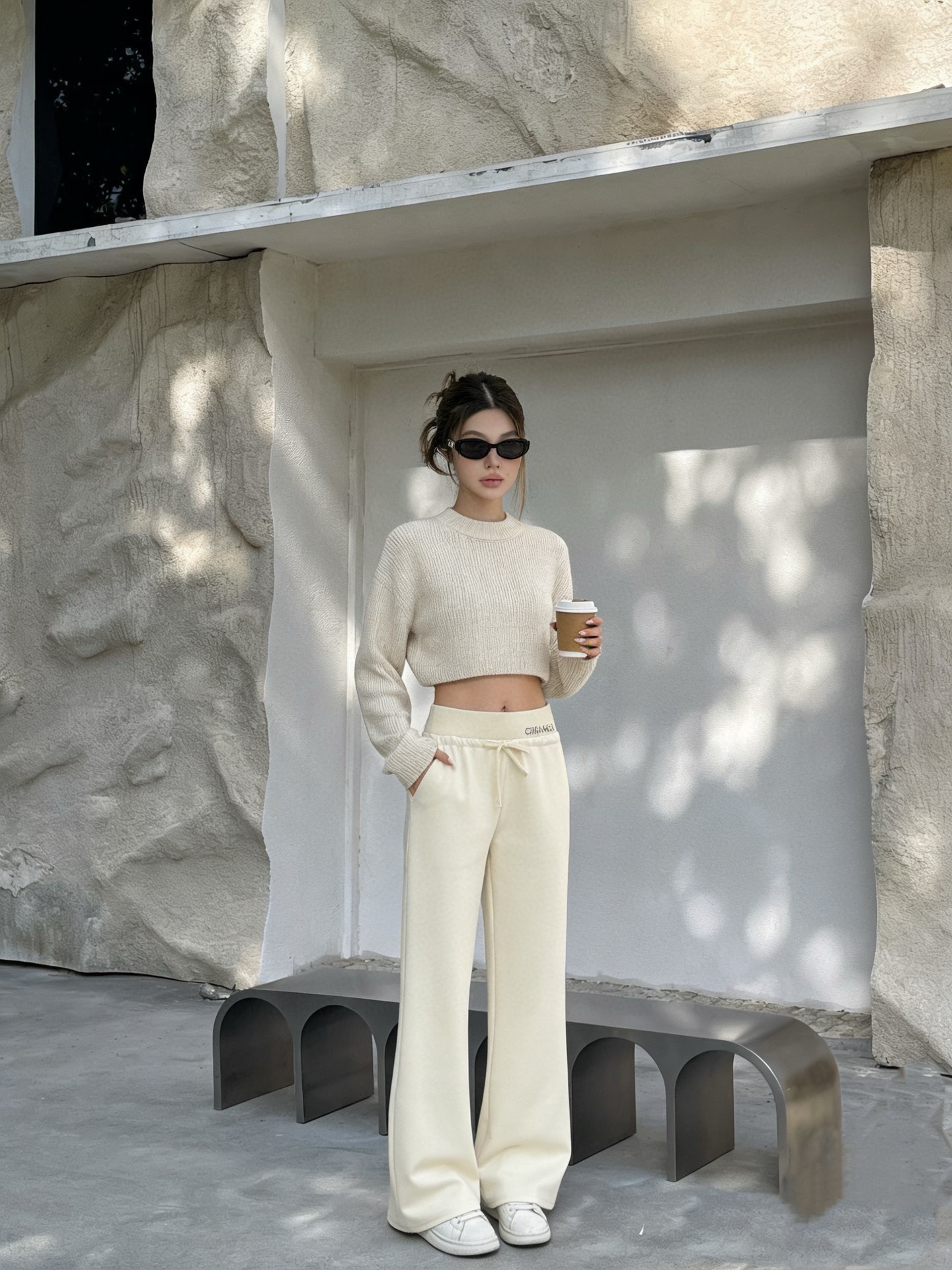 NO:753866,Cha*el 26Fw early spring new style casual trousers with rhinestoned letter waistband丨Exclusive high-end version!  The finishing touch is the hot-drilling process of the brand letters on the waistband of the classic letters. The Swarovski rhinestones are inlaid and arranged by hand, reflecting the delicate and bright luster under the light, fully demonstrating the exquisite craftsmanship of the haute couture workshop. The selected fabrics are soft and warm to the touch, with both a sense of drape and shaping power; the high-waisted and wide-legged version is ingenious  The waistline is raised, and the natural drape lines from the waist to the trouser legs modify the proportions of the legs. The loose trousers accommodate the shape of the legs and can be perfectly matched with short tops, sweaters and other items, injecting a lazy and high-end modern style into the spring and summer look. Available now in S/M/L,, swarovski,19860909Cha*el 26Fw早春新款 字母烫钻腰头休闲长裤丨独家高版出品！以经典字母腰头处的品牌字母烫钻工艺堪称点睛之笔,施华洛世奇水钻经手工镶嵌排列,在光线下折射出细腻璀璨的光泽,尽显高定工坊的精湛匠艺.精选面料触感软糯温暖,兼具垂坠感与塑形力；高腰阔腿版型巧妙拉高腰线,从腰腹到裤脚的自然垂坠线条修饰腿部比例,宽松裤管包容腿型的同时,又能与短上衣、针织衫等单品完美搭配,为春夏到来造型注入慵懒又高级的摩登格调.现货发售S/M/L,,swarovski,,Women's clothing