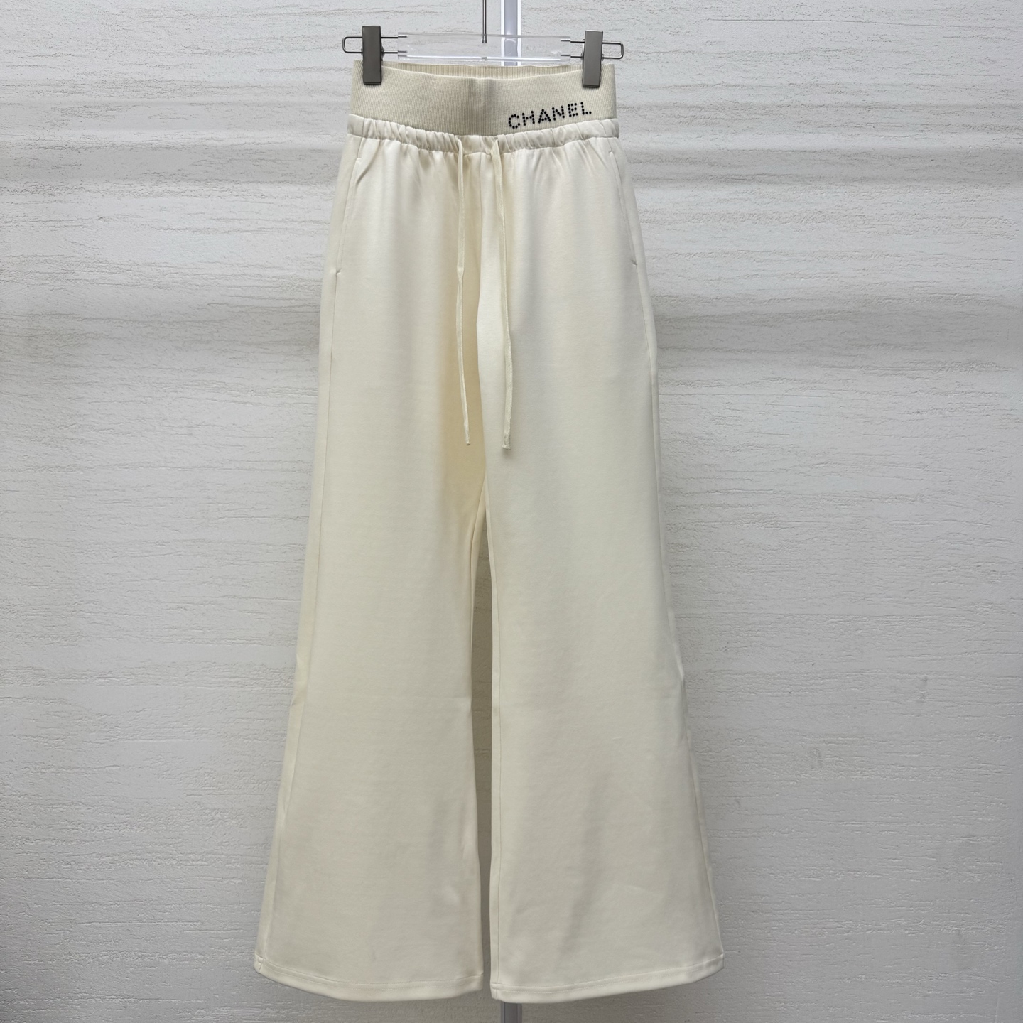 NO:753864,Supports exchange Cha*el 26Fw early spring new style casual trousers with rhinestone waistband | Exclusive high-end version!  The finishing touch is the hot-drilling process of the brand letters on the waistband of the classic letters. The Swarovski rhinestones are inlaid and arranged by hand, reflecting the delicate and bright luster under the light, showing the exquisite craftsmanship of the haute couture workshop. The selected fabrics are soft and warm to the touch, with both drape and shaping power; the high-waisted and wide-leg version cleverly raises the waist.  Line, the natural drape lines from the waist to the trouser legs modify the proportions of the legs. The loose trouser legs accommodate the shape of the legs and can be perfectly matched with short tops, sweaters and other items, injecting a lazy and high-end modern style into the spring and summer style. Ready-made S/M/L real shot details,, swarovski,19860909支持换款 Cha*el 26Fw早春新款 字母烫钻腰头休闲长裤丨独家高版出品！以经典字母腰头处的品牌字母烫钻工艺堪称点睛之笔,施华洛世奇水钻经手工镶嵌排列,在光线下折射出细腻璀璨的光泽,尽显高定工坊的精湛匠艺.精选面料触感软糯温暖,兼具垂坠感与塑形力；高腰阔腿版型巧妙拉高腰线,从腰腹到裤脚的自然垂坠线条修饰腿部比例,宽松裤管包容腿型的同时,又能与短上衣、针织衫等单品完美搭配,为春夏到来造型注入慵懒又高级的摩登格调.现货发售S/M/L实拍细节图,,swarovski,,Women's clothing