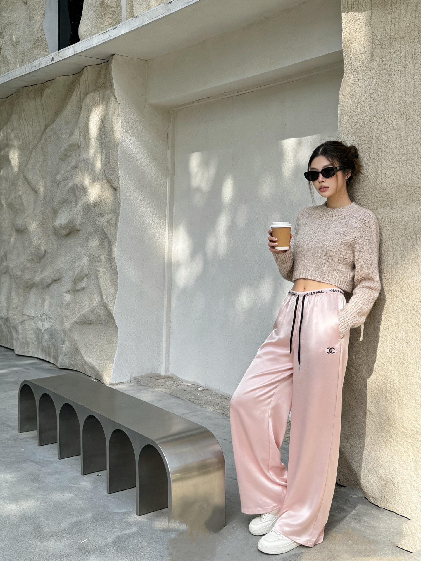 NO:753855,Chane* 26SS spring and summer new style letter web waist drawstring acetate casual wide-leg pants丨Exclusive high-end version!  A pair of trousers that match well. They look good [let me see] a goddess of temperament. The upper body is super slim and easy to control. [Naughty] The fabric is draped and textured. It is breathable and comfortable [seduce] ice cold. It is an air conditioner for walking. Get it quickly. It is a must to get it~ Available in stock. 3 colors S/M/L,,chanel,19860909Chane* 26SS春夏新款 字母织带腰抽绳醋酸休闲阔腿裤丨独家高版出品！很好搭配的一款裤子 好好看[让我看看]气质女神,上身超级显瘦轻松驾驭,[调皮]面料垂坠有质感 透气舒适[勾引]冰冰凉凉 行走的空调 快快入手 必须入手~现货发售 3色S/M/L,,chanel,,Women's clothing