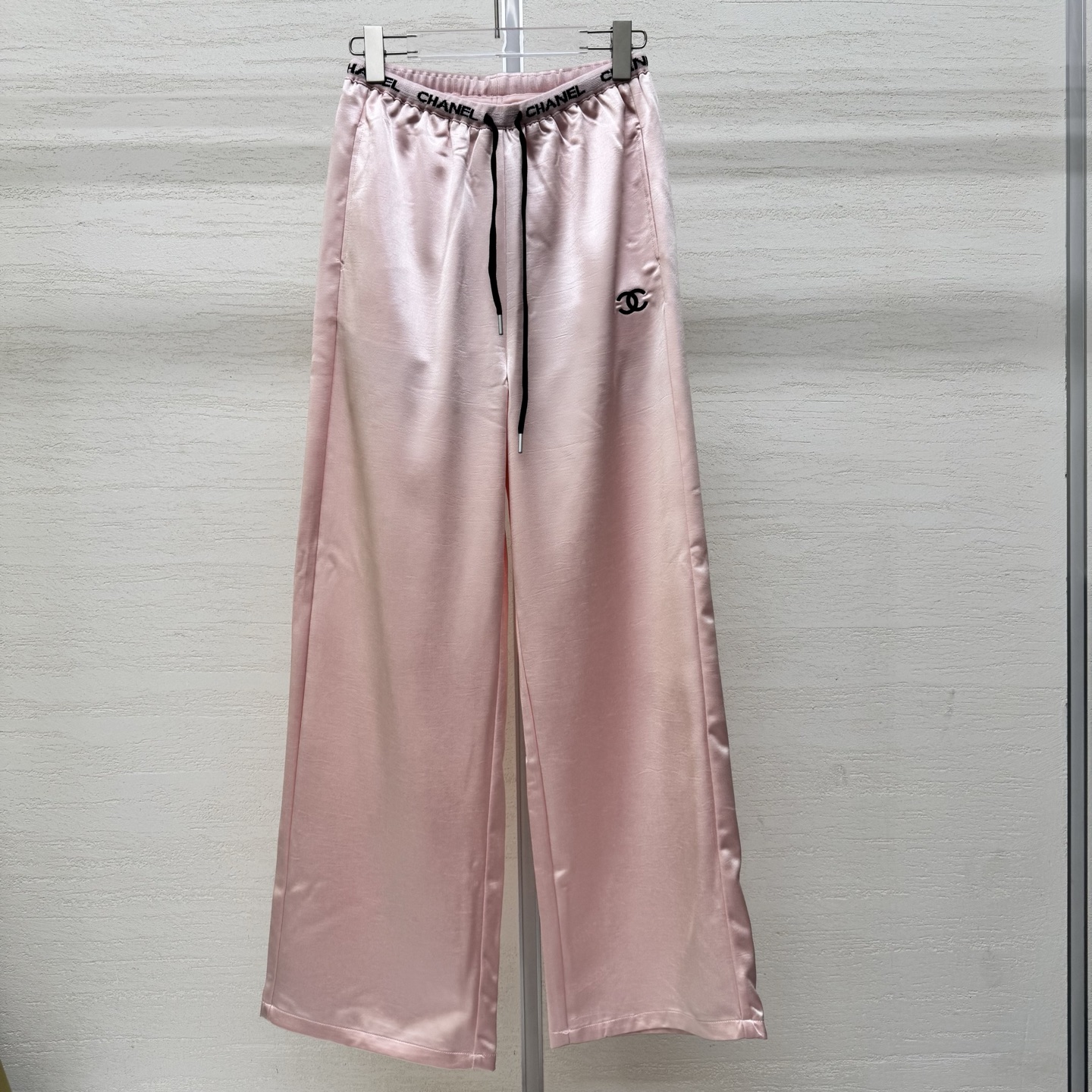 NO:753852,Support exchange Chane* 26SS new spring and summer letter web waist drawstring acetate casual wide-leg pants丨Exclusive high-end version!  A pair of trousers that match well. They look good [let me see] a goddess of temperament. The upper body is super slim and easy to control. [Naughty] The fabric is draped and textured. It is breathable and comfortable [seduce] ice cold. It is an air conditioner for walking. Get it quickly. It is a must to get it~ Available in stock. 3 colors S/M/L real shot details,,chanel,19860909支持换款 Chane* 26SS春夏新款 字母织带腰抽绳醋酸休闲阔腿裤丨独家高版出品！很好搭配的一款裤子 好好看[让我看看]气质女神,上身超级显瘦轻松驾驭,[调皮]面料垂坠有质感 透气舒适[勾引]冰冰凉凉 行走的空调 快快入手 必须入手~现货发售 3色S/M/L实拍细节图,,chanel,,Women's clothing