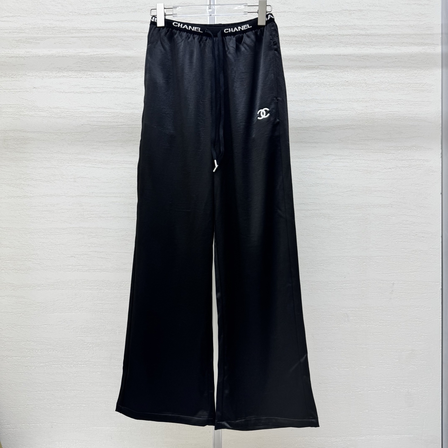 NO:753876,Support exchange Chane* 26SS new spring and summer letter web waist drawstring acetate casual wide-leg pants丨Exclusive high-end version!  A pair of trousers that match well. They look good [let me see] a goddess of temperament. The upper body is super slim and easy to control. [Naughty] The fabric is draped and textured. It is breathable and comfortable [seduce] ice cold. It is an air conditioner for walking. Get it quickly. It is a must to get it~ Available in stock. 3 colors S/M/L real shot details,,chanel,19860909支持换款 Chane* 26SS春夏新款 字母织带腰抽绳醋酸休闲阔腿裤丨独家高版出品！很好搭配的一款裤子 好好看[让我看看]气质女神,上身超级显瘦轻松驾驭,[调皮]面料垂坠有质感 透气舒适[勾引]冰冰凉凉 行走的空调 快快入手 必须入手~现货发售 3色S/M/L实拍细节图,,chanel,,Women's clothing