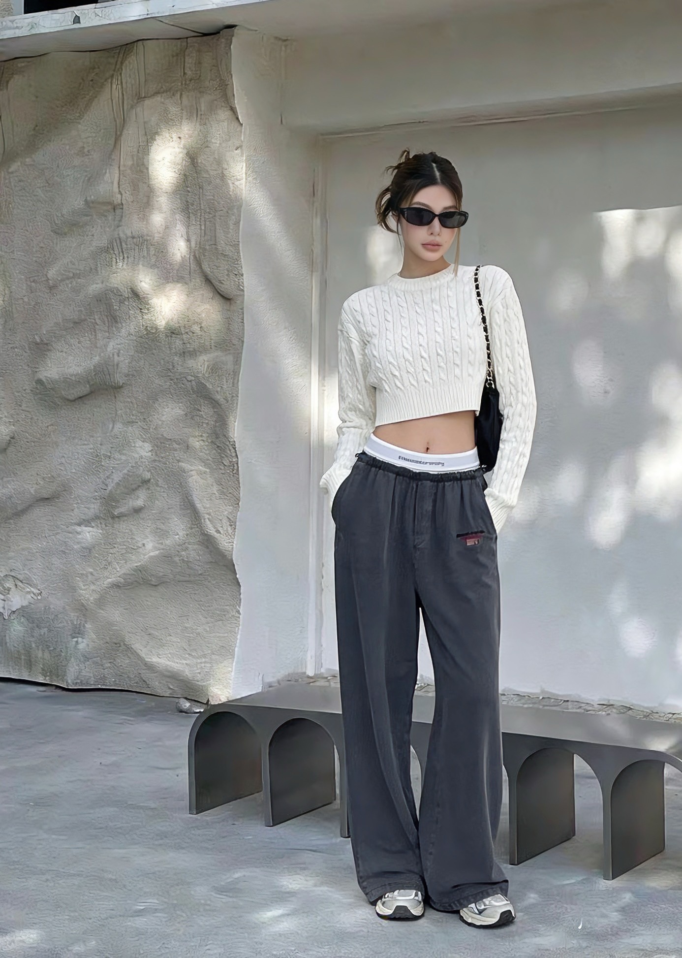 NO:753865,Alexand*r Wang 26Ss new spring and summer fake two-piece casual wide-leg pants | Exclusive high-end version!  It is made of crisp Tencel cotton fabric, which has been washed and has a retro and old charm. The classic distressed denim color is versatile and high-end. The fake two-piece waistband is the finishing touch, and the elastic webbing is spliced and engraved with the brand logo to break the monotony of traditional pants; the iconic wide vertical trousers with loose trouser leg lines not only hide the flesh and make you look slimmer, but also create a casual piled trousers effect, making you walk with style. Two colors  Available in stock S/M/L,,19860909Alexand*r Wang 26Ss春夏新款 假两件休闲阔腿裤丨独家高版出品！采用质感挺括的天丝棉面料,经过水洗处理后自带复古做旧韵味,经典的作旧牛仔色百搭又显高级.假两件腰头是点睛之笔,弹力织带拼接印刻品牌标识,打破传统裤的单调感；标志性的挺阔垂直裤型搭配宽松的裤腿线条不仅藏肉显瘦,还能打造出随性的堆堆裤脚效果,走路带风超有腔调.两色 现货发售S/M/L,,,Women's clothing