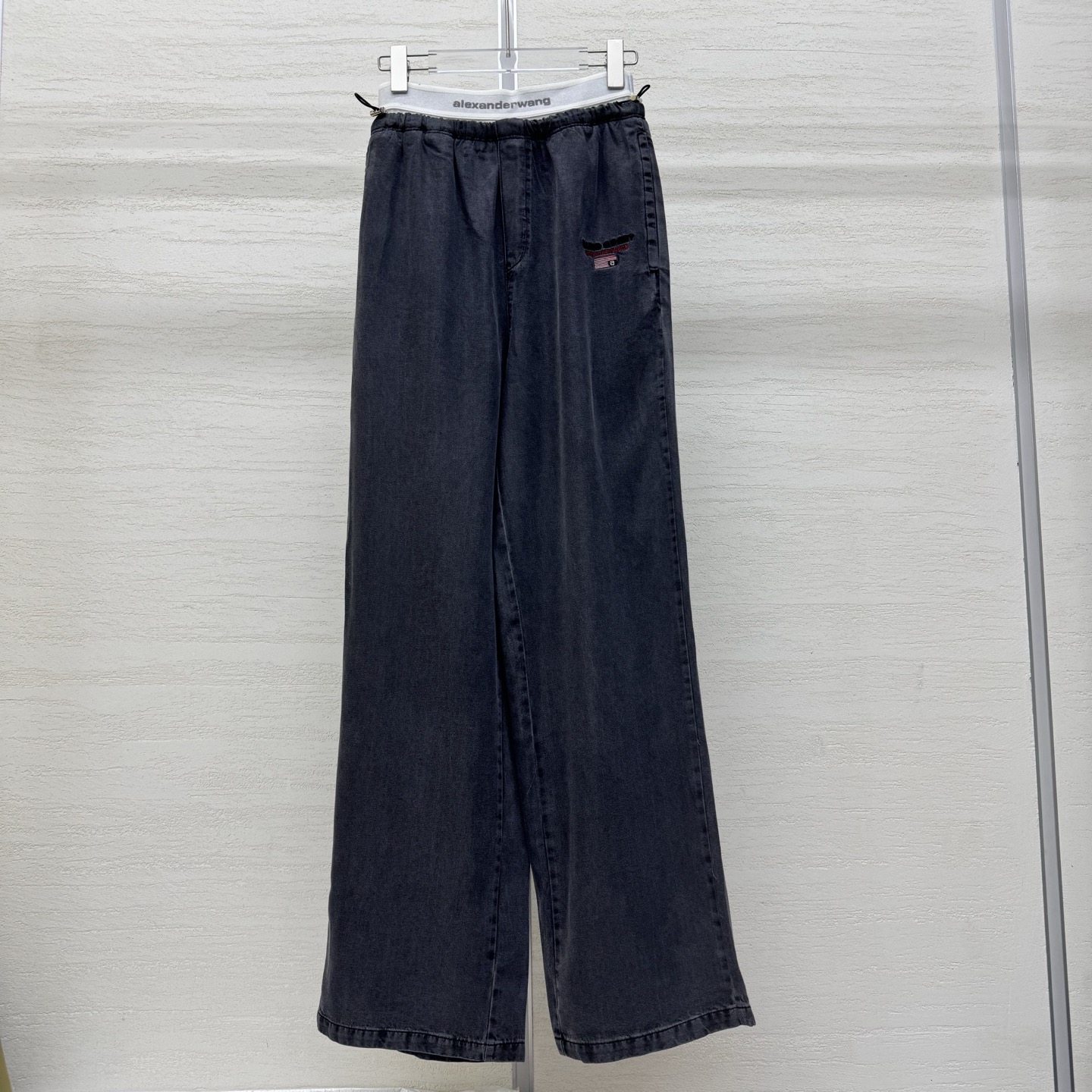 NO:753862,Supports exchange of Alexander*r Wang 26Ss new spring and summer fake two-piece casual wide-leg pants丨Exclusive high-end version!  It is made of crisp Tencel cotton fabric, which has been washed and has a retro and old charm. The classic distressed denim color is versatile and high-end. The fake two-piece waistband is the finishing touch, and the elastic webbing is spliced and engraved with the brand logo to break the monotony of traditional pants; the iconic wide vertical trousers with loose trouser leg lines not only hide the flesh and make you look slimmer, but also create a casual piled trousers effect, making you walk with style. Two colors  Ready sale S/M/L real shot details,,19860909支持换款Alexand*r Wang 26Ss春夏新款 假两件休闲阔腿裤丨独家高版出品！采用质感挺括的天丝棉面料,经过水洗处理后自带复古做旧韵味,经典的作旧牛仔色百搭又显高级.假两件腰头是点睛之笔,弹力织带拼接印刻品牌标识,打破传统裤的单调感；标志性的挺阔垂直裤型搭配宽松的裤腿线条不仅藏肉显瘦,还能打造出随性的堆堆裤脚效果,走路带风超有腔调.两色 现货发售S/M/L实拍细节图,,,Women's clothing